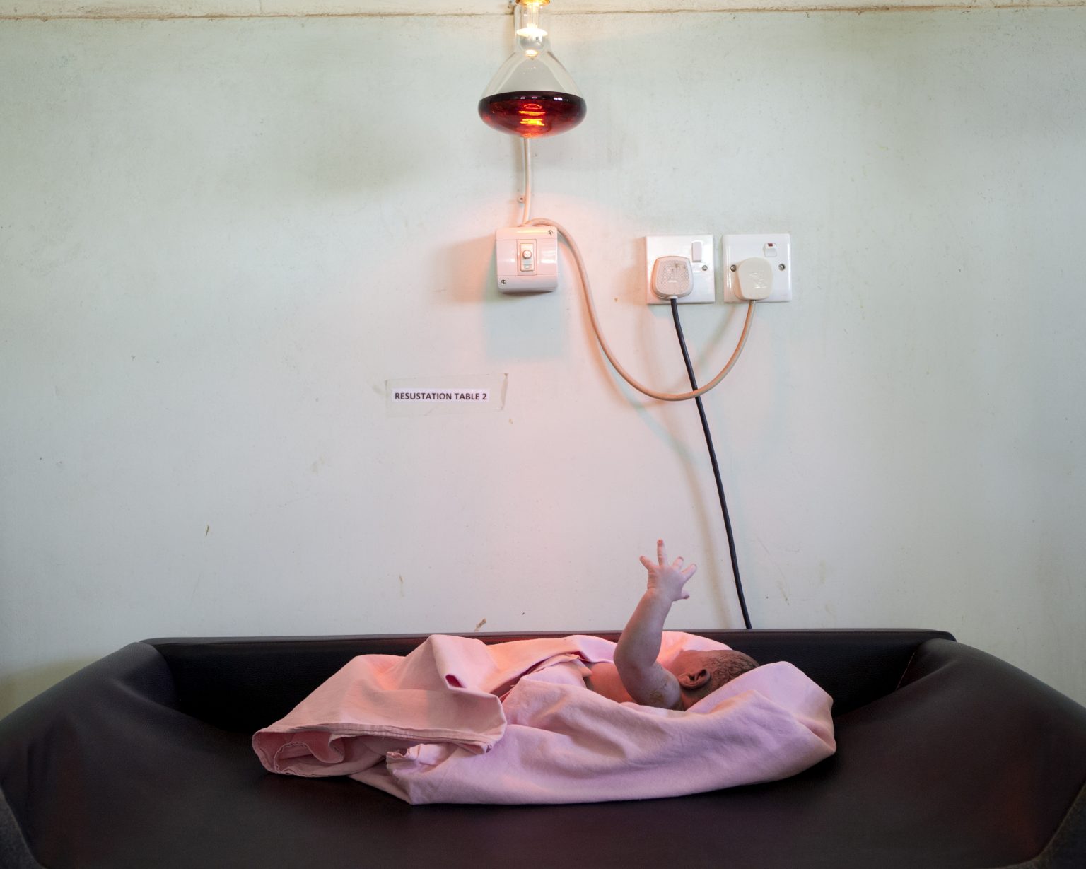 Karamoja region (Uganda). Matany Hospital: a newborn under the heat lamp in the delivery room.
><
Regione della Karamoja (Uganda). Ospedale di Matany: un neonato sotto la lampada termica in sala parto.