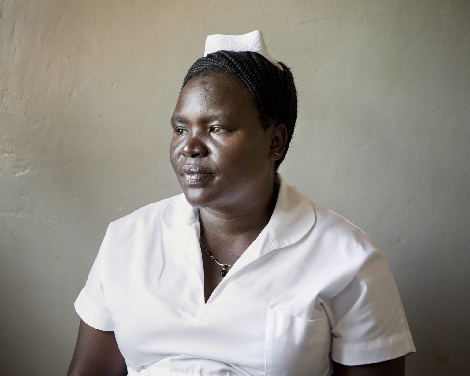 Karamoja region (Uganda). In Lorengechora health center, Betty Agan, 38, works as chief-midwife. Thanks to her innovative methods and her great respect for the local traditions, she has been persuading more and more mothers to give birth with her, in safe conditions, and no longer in their huts. She’s been awarded by the Ugandan Ministry of Health as the best midwife in Karamoja.
><
Regione della Karamoja (Uganda). Nel centro sanitario di Lorengechora, Betty Agan, 38 anni, lavora come capo ostetrica. Grazie ai suoi metodi innovativi e al grande rispetto per le tradizioni locali, ha persuaso sempre più madri a partorire con lei, in condizioni di sicurezza, e non più nelle loro capanne. È stata premiata dal ministero della Salute ugandese come la migliore ostetrica della Karamoja.