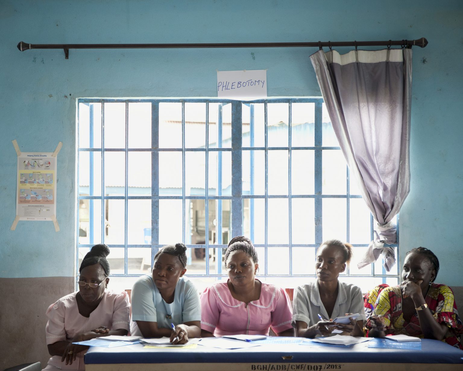 Bonthe (Sierra Leone). A training course for midwives inside Bonthe hospital.
><
Bonthe (Sierra Leone). Corso di formazione per ostetriche all’ospedale di Bonthe.