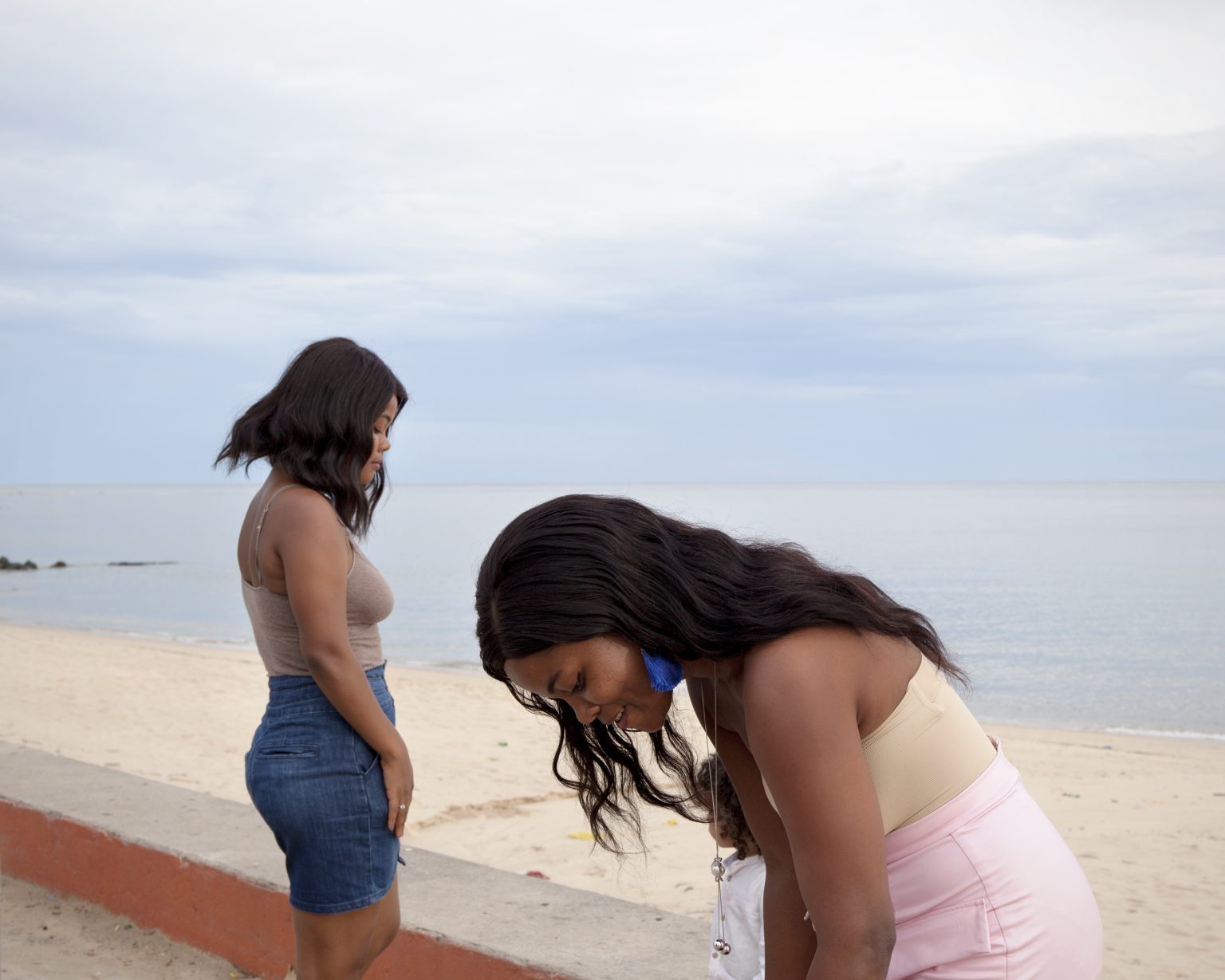 Beira (Mozambique). Two girls at the seafront in Miramar area.
><
Beira (Mozambico). Due ragazze sul lungomare nella zona di Miramar.
