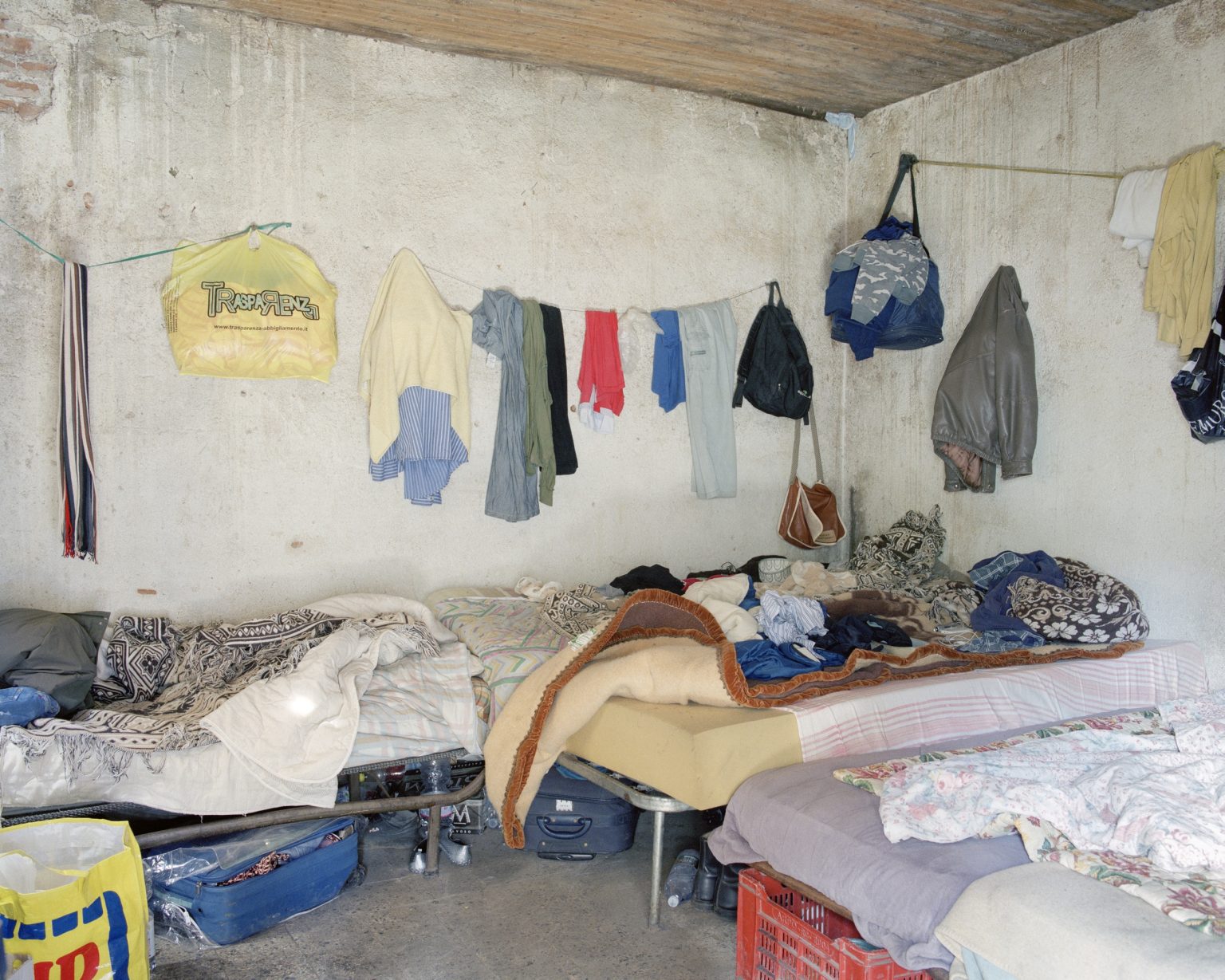 Drosi (Gioia Tauro), 2016. Occupied house by seasonal workers in Piana di Gioia Tauro. Migrant daily laborers are subject to exploitation and forced to live in unsanitary settlements. it is estimated that the wage of an agricultural worker with an irregular contract and subjected to a caporale, is 25-30 euro per day (40% in less than an Italian worker) for an average of 10-12 hours per day.><

Drosi (Gioia Tauro), 2016. Casolare occupato da lavoratori stagionali nella Piana di Gioia Tauro. I lavoratori stagionali stranieri sono soggetti a sfruttamento lavorativo e costretti a vivere in insediamenti in pessime condizioni sanitarie. Si stima che il salario di un lavoratore agricolo con un contratto irregolare e soggetto ad un "caporale" sia di 25-30 euro al giorno (40% in meno di un lavoratore italiano) per una media di 10-12 ore al giorno.
