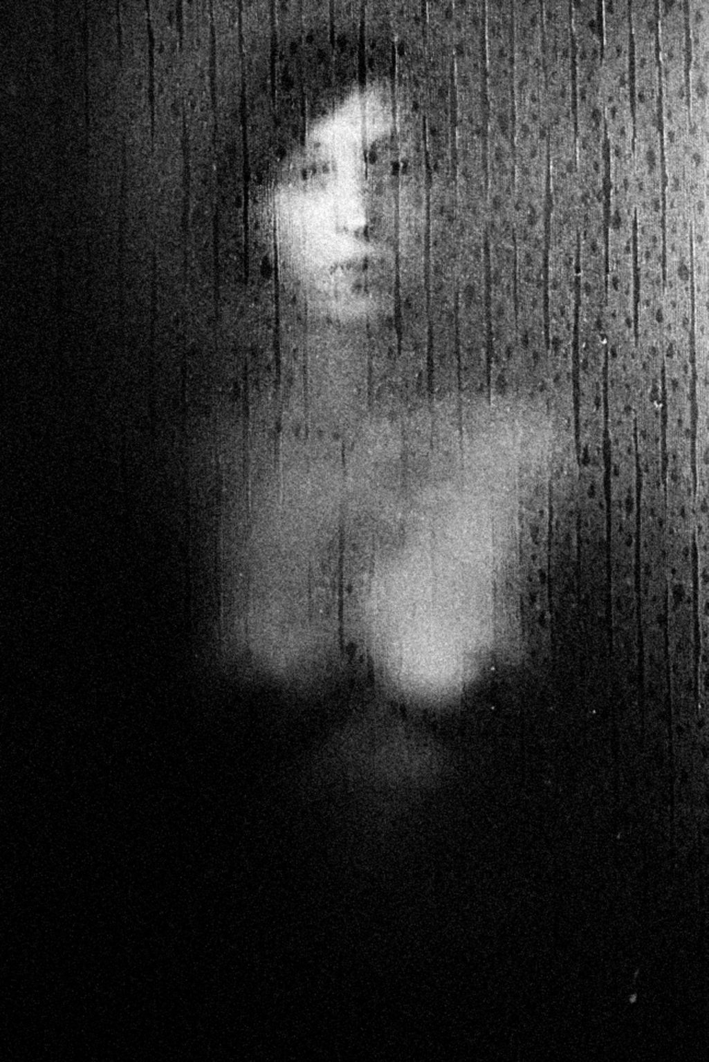 Berlin , 2011- Berlin Diary is a research that documents the margins of society; an investigation into different worlds including relationships; the loneliness of the human being; alcoholism and abuse; lovers and their conflicts and finally the relationship between people and city.A young girl in a shower of a sauna.
><
Berlino ,2011- Berlin Diary è una ricerca che documenta i margini della società; un'indagine in mondi diversi tra cui si esplorano relazioni; la solitudine dellessere umano; Lalcolismo e gli abusi; gli amanti e i loro conflitti e infine; il rapporto tra persone e città.Una giovane donna in una doccia di una sauna.