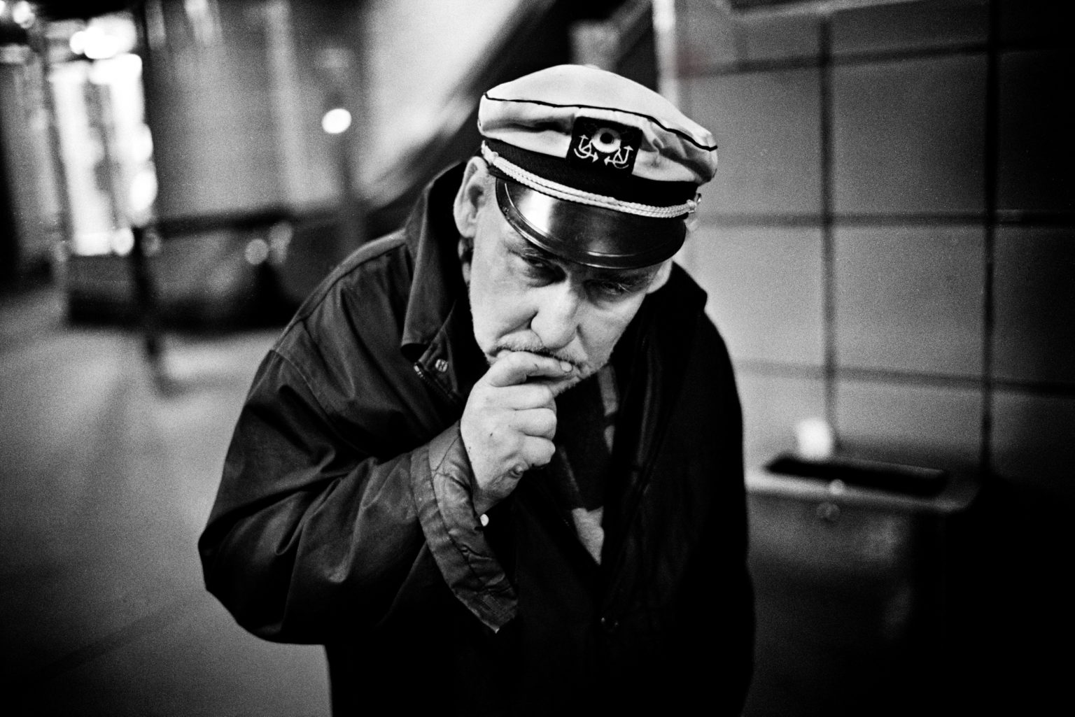 Berlin , 2011- Berlin Diary is a research that documents the margins of society; an investigation into different worlds including relationships; the loneliness of the human being; alcoholism and abuse; lovers and their conflicts and finally the relationship between people and city. A portrait of Man in the station of Hermanplatz.
><
Berlino ,2011- Berlin Diary è una ricerca che documenta i margini della società; un'indagine in mondi diversi tra cui si esplorano relazioni; la solitudine dellessere umano; Lalcolismo e gli abusi; gli amanti e i loro conflitti e infine; il rapporto tra persone e città.Un uomo ritratto nella stazione di Hermanplatz.