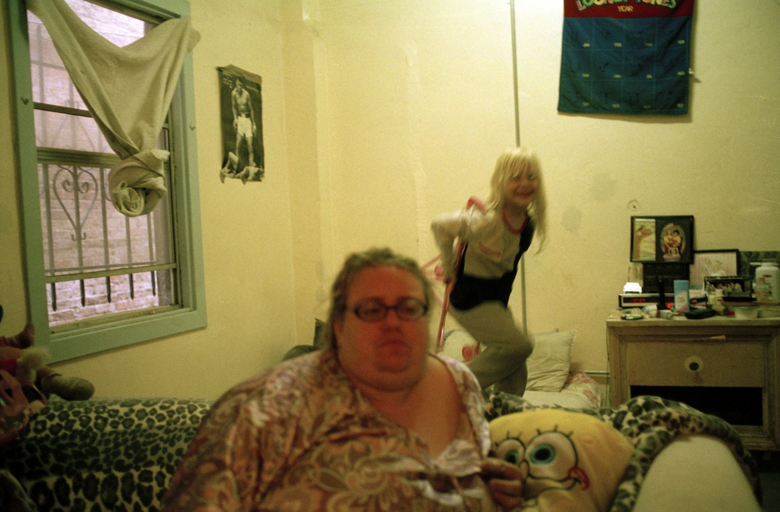 Los Angeles 2004 - Skid Row  - Antonette and her mother Jennifer in their apartment at the Ford Hotel   
><
Los Angeles 2004 - Skid Row  - Ford Hotel - Antonette e sua madre Jennifer nella loro stanza *** Local Caption *** 00215974