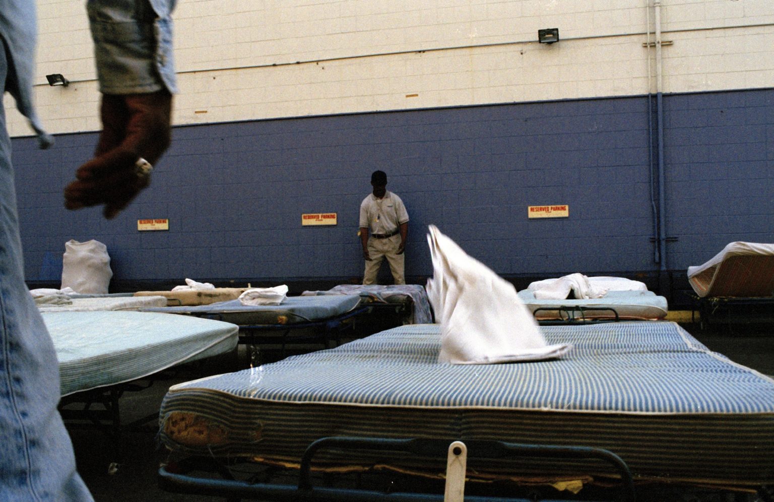 Los Angeles 2004 - Skid Row  - The Midnight Mission - Preparing beds for the Safe Sleep Project 
><
Los Angeles 2004 - Skid Row  - The Midnight Mission - Preparazione dei letti per il Progetto Safe Sleep *** Local Caption *** 00216503