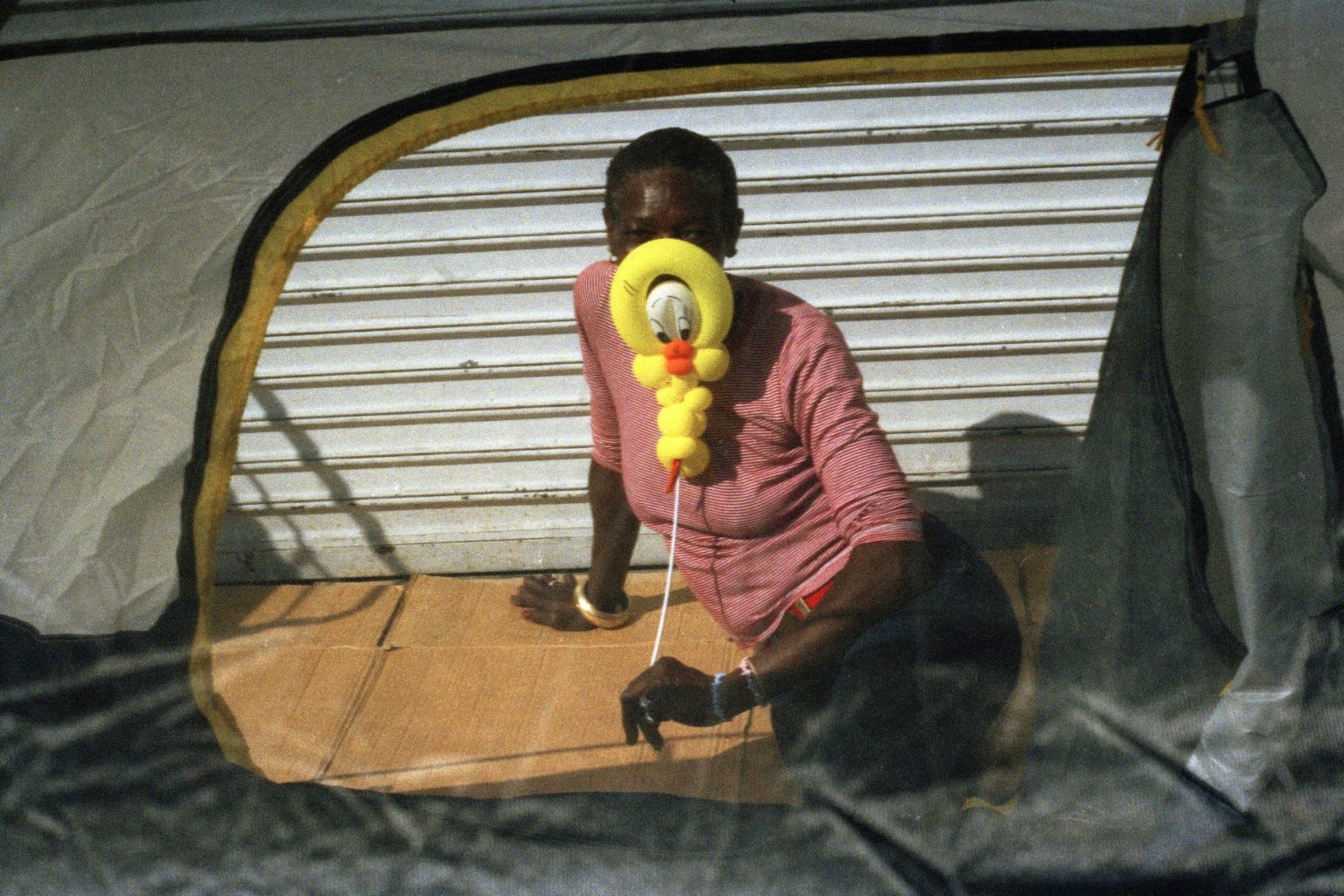 Los Angeles 2004 - Skid Row  - A woman with her tent
><
Los Angeles 2004 - Skid Row  - Una donna nella sua tenda *** Local Caption *** 00215986