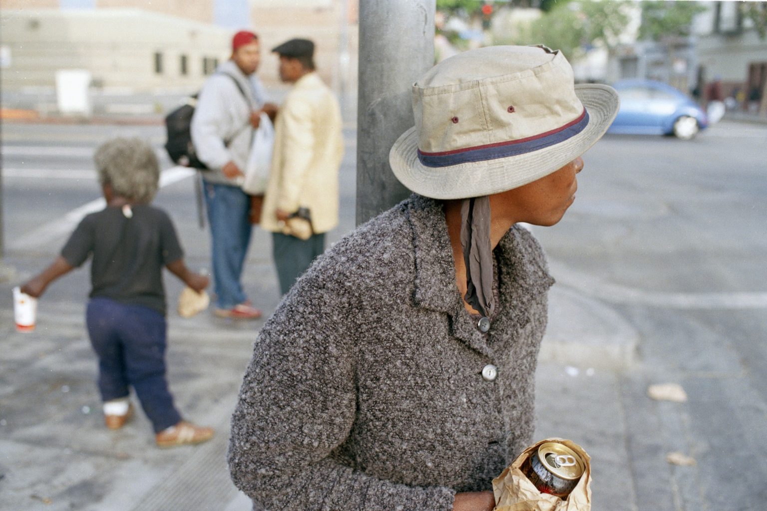 Los Angeles 2004 - Skid Row  - Woman drinking alchool in the street
><
Los Angeles 2004 - Skid Row  - Una donna beve alcol in strada *** Local Caption *** 00216062