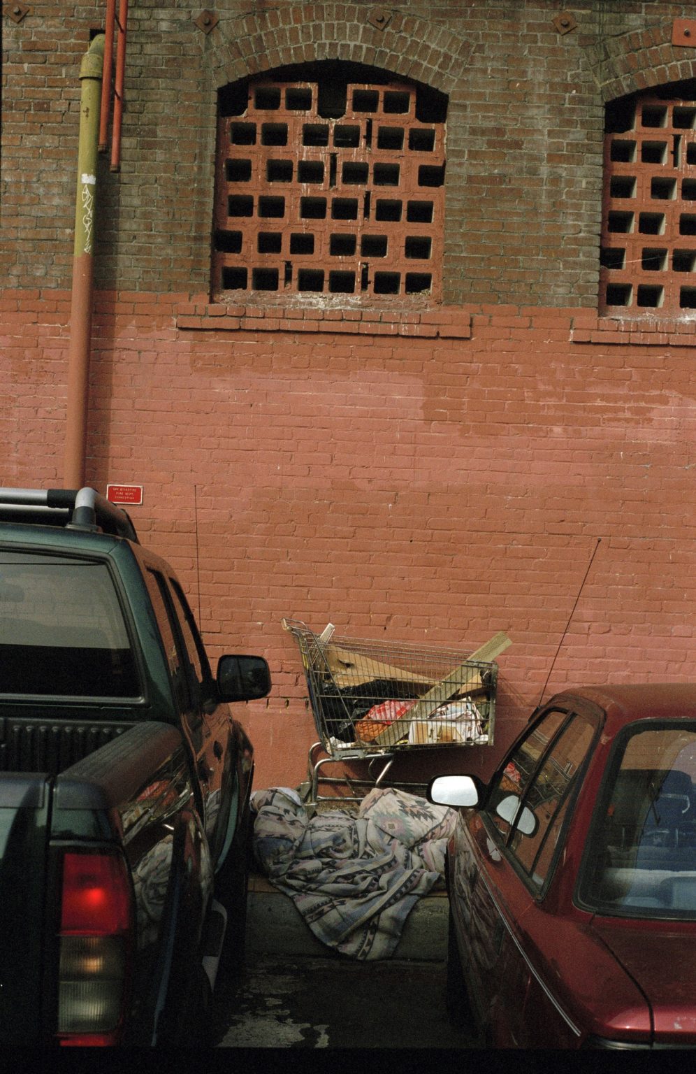 Los Angeles 2004 - Skid Row  - Man sleeping on the sidewalk
><
Los Angeles 2004 - Skid Row - Un uomo dorme sul marciapiede *** Local Caption *** 00216510