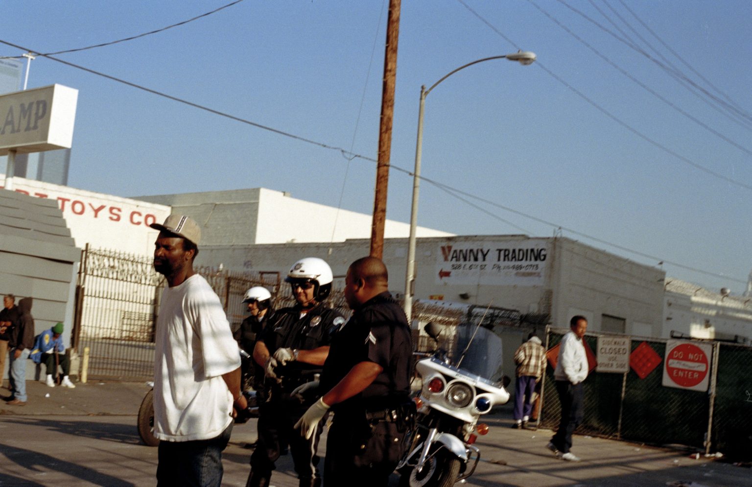 Los Angeles 2004 - Skid Row  - Man being arrested by the LAPD, San Julian street
><
Los Angeles 2004 - Skid Row - San Julian street - Durante un arresto *** Local Caption *** 00215992