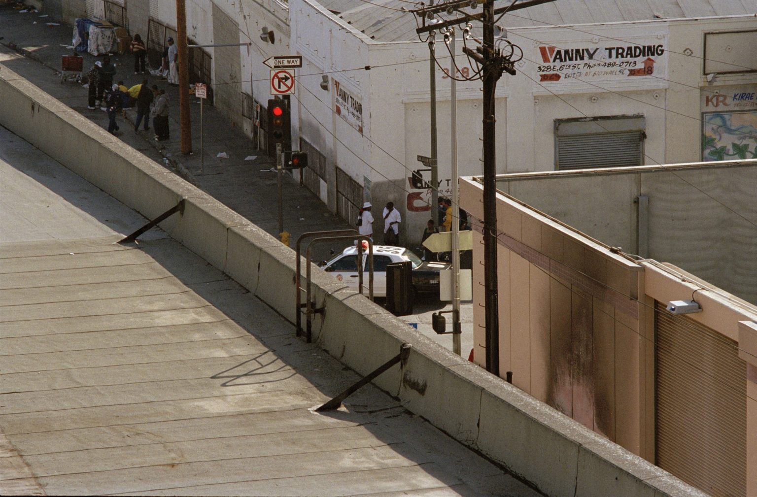 Los Angeles 2004 - Skid Row  - LAPD car entering in San Julian Street
><
Los Angeles 2004 - Skid Row - La macchina della polizia entra in San Julian Street *** Local Caption *** 00216079