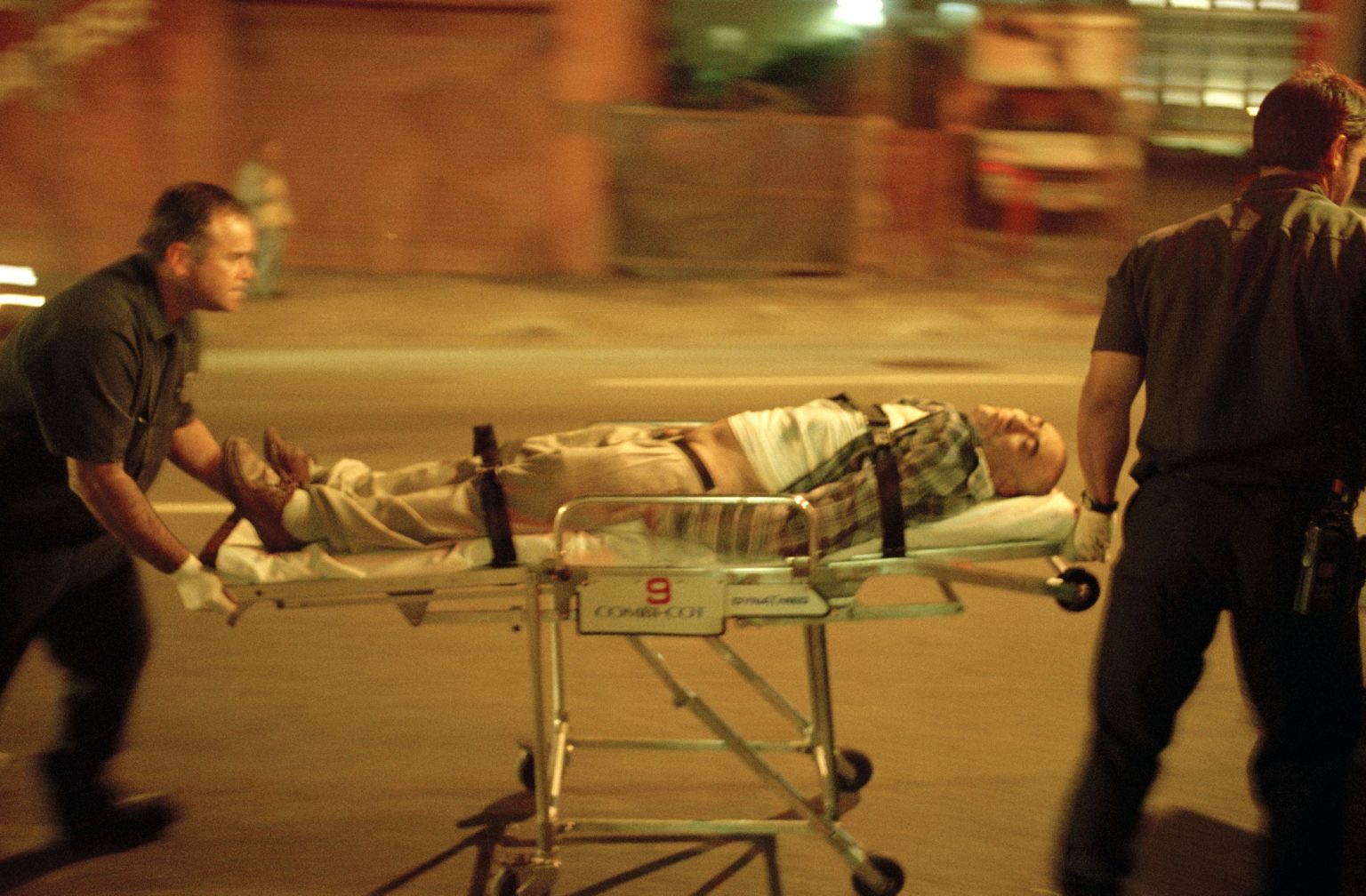 Los Angeles 2004 - Skid Row  - Paramedics in action to rescue an alcoholic
><
Los Angeles 2004 - Skid Row - Infermieri soccorrono un alcolizzato *** Local Caption *** 00216084