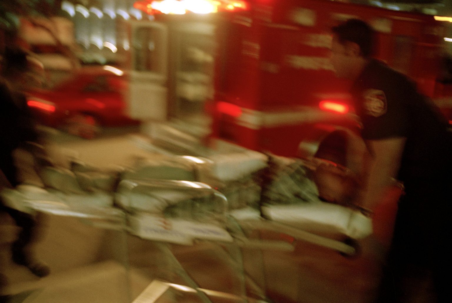 Los Angeles 2004 - Skid Row  - Paramedics in action to rescue an alcoholic
><
Los Angeles 2004 - Skid Row - Infermieri soccorrono un alcolizzato *** Local Caption *** 00216004