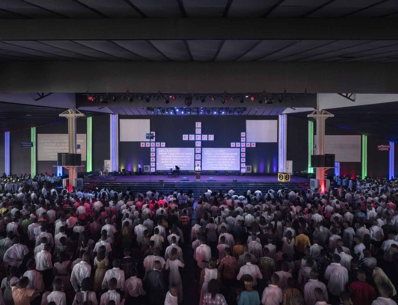 Legon (Accra), Republic of Ghana, April 2019 - Archbishop Dag Heward-Mills, founder of the Lighthouse Chapel International, during the morning service of Easter Sunday at First Love Church located in Legon. According to a Pew Research Centers report titled The Age Gap in Religion Around the World, Georgia and Ghana are the only two countries in the world where young people aged 18-39 are more religious than those aged 40 and above. Lighthouse Chapel International (LCI), founded in 1988 by Heward-Mills, is considered to be one of the leading charismatic churches in Ghana, and has over 3000 branches in over 50 countries in Africa, Europe, Asia, the Caribbean, Australia, the Middle East and the Americas. Lighthouse Chapel International is one of the largest of the Pentecostal churches that have appeared since the late 1970s in cities in Africa. ><
Legon (Accra), Grande Regione di Accra, Repubblica del Ghana, aprile 2019 - Il Vescovo Dag Heward - Mills, fondatore della Lighthouse Chapel International, durante il servizio mattutino della domenica di Pasqua presso il First Love Centre, situato nel sobborgo di Legon. Secondo un rapporto del Pew Research Center intitolato "The Age Gap in Religion Around the World", Georgia e Ghana sono gli unici due paesi al mondo in cui i giovani tra i 18 ei 39 anni sono più religiosi di quelli di 40 anni e oltre. Lighthouse Chapel International (LCI), fondata nel 1988 da Dag Heward-Mills, è considerata una delle principali chiese carismatiche del Ghana e conta oltre 3000 filiali in oltre 50 paesi in Africa, Europa, Asia, i Caraibi, l'Australia, il Medio Oriente e le Americhe. Lighthouse Chapel International è una delle più grandi chiese pentecostali apparse dalla fine degli anni '70 nelle città dell'Africa.