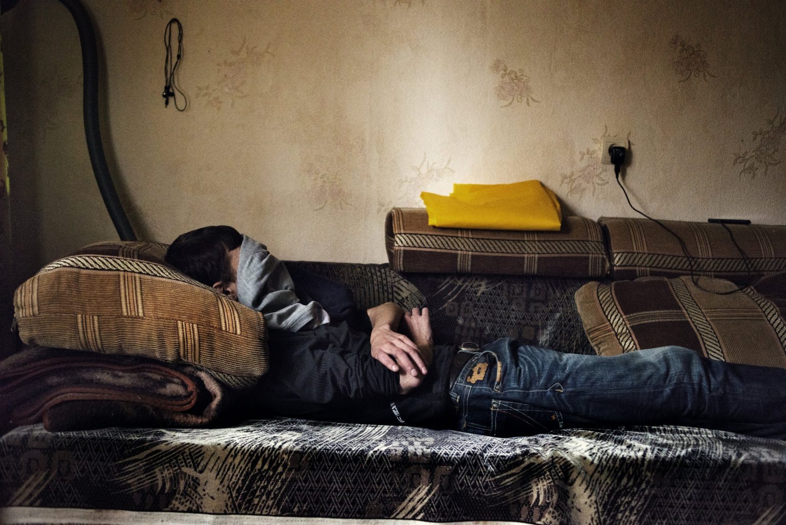 Yekaterinburg, Russia, November 2013 - Alexey lying in a bed immediately after taking a dose of Krokodil. ><
Yekaterinburg, Russia, novembre 2013 - Alexey giace steso su un letto dopo aver assunto della Krokodil.