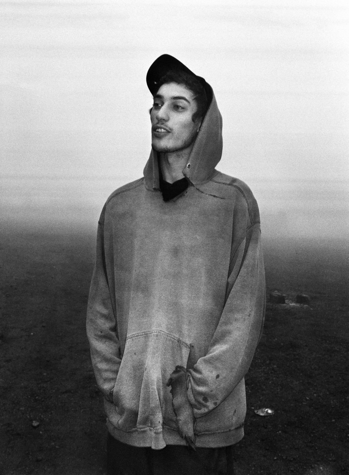 Terragona, Spain, 2002 - Unknown Raver at Fiesta de Espanya, on the final day of the Teknival, near Terragona, in September. The Teknival is usually a week long illegal party that takes place in the summer (mainly August) or during Christmas time in the winter. ><
Terragona, Spagna, 2002  Raver alla Fiesta de Espanya, l'ultimo giorno del Teknival, vicino a Terragona, a settembre. Il Teknival è di solito una festa illegale della durata di una settimana che si svolge in estate (principalmente ad agosto) o durante il periodo natalizio, in inverno.