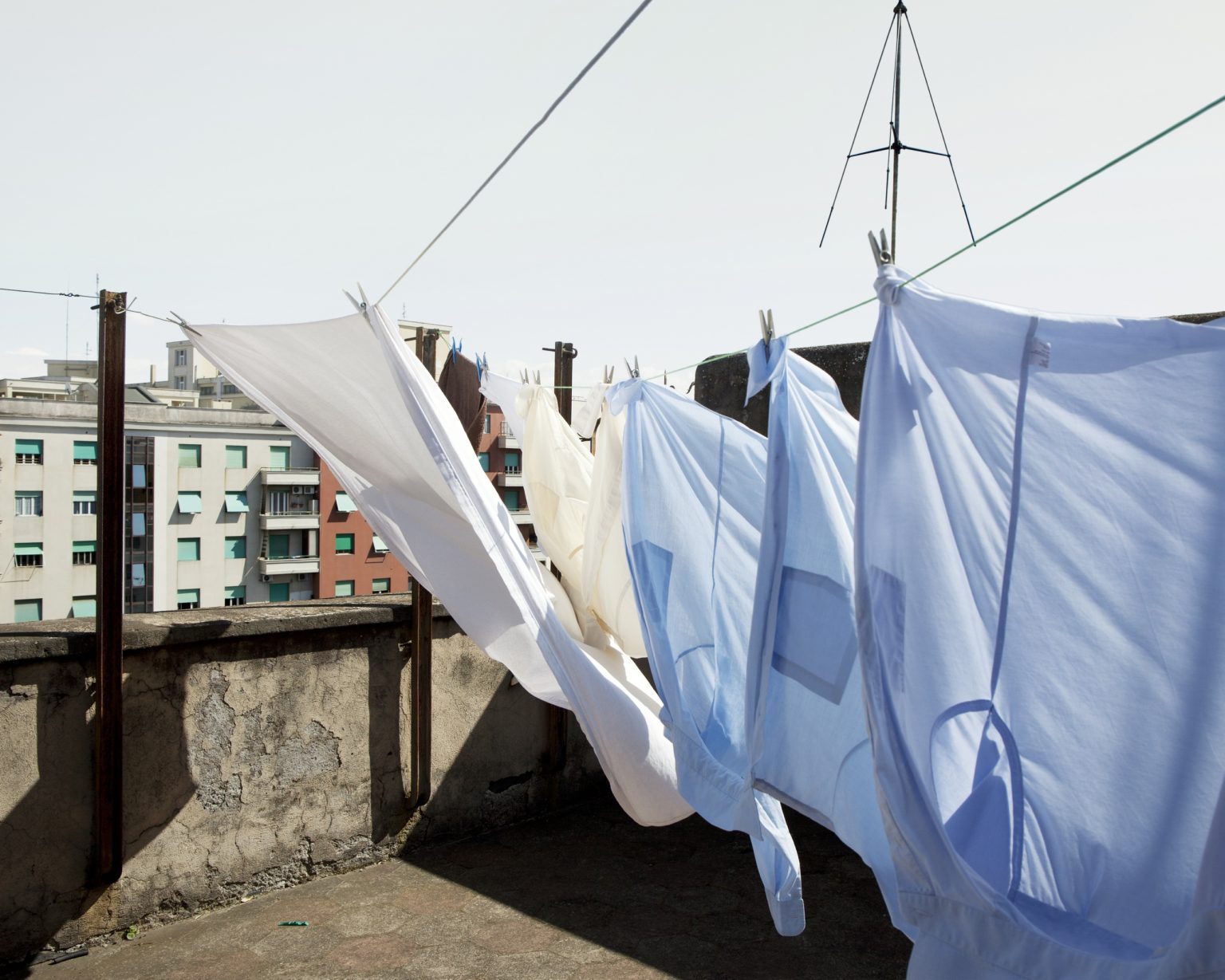 Rome, March 2015 - Pigneto district, laundry hanging in the sun on the communal terrace.
><
Roma, marzo 2015 - Pigneto, bucato steso al sole nella terrazza condominiale.