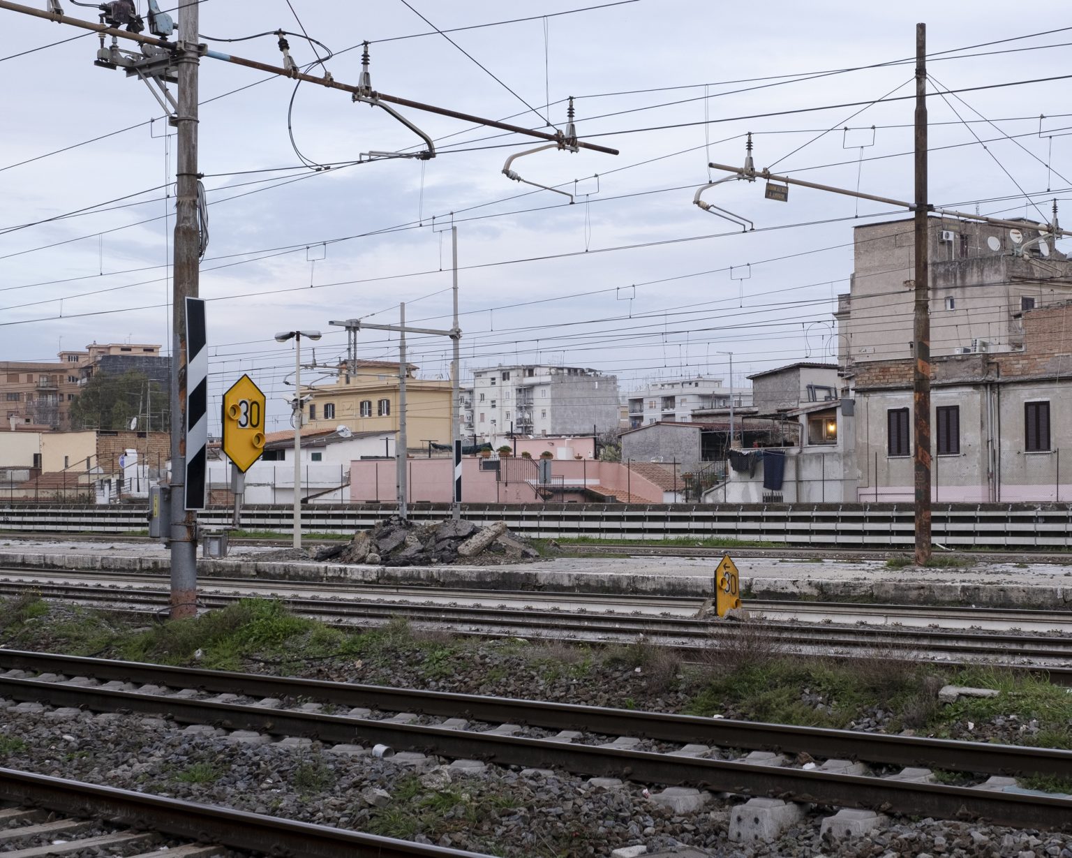 Rome, January 2021 - View in the the former Roma Casilina railway station from via del Mandrione
><
Roma, gennaio 2021-  veduta sulla ex stazione FS Roma Casilina da via del Mandrione