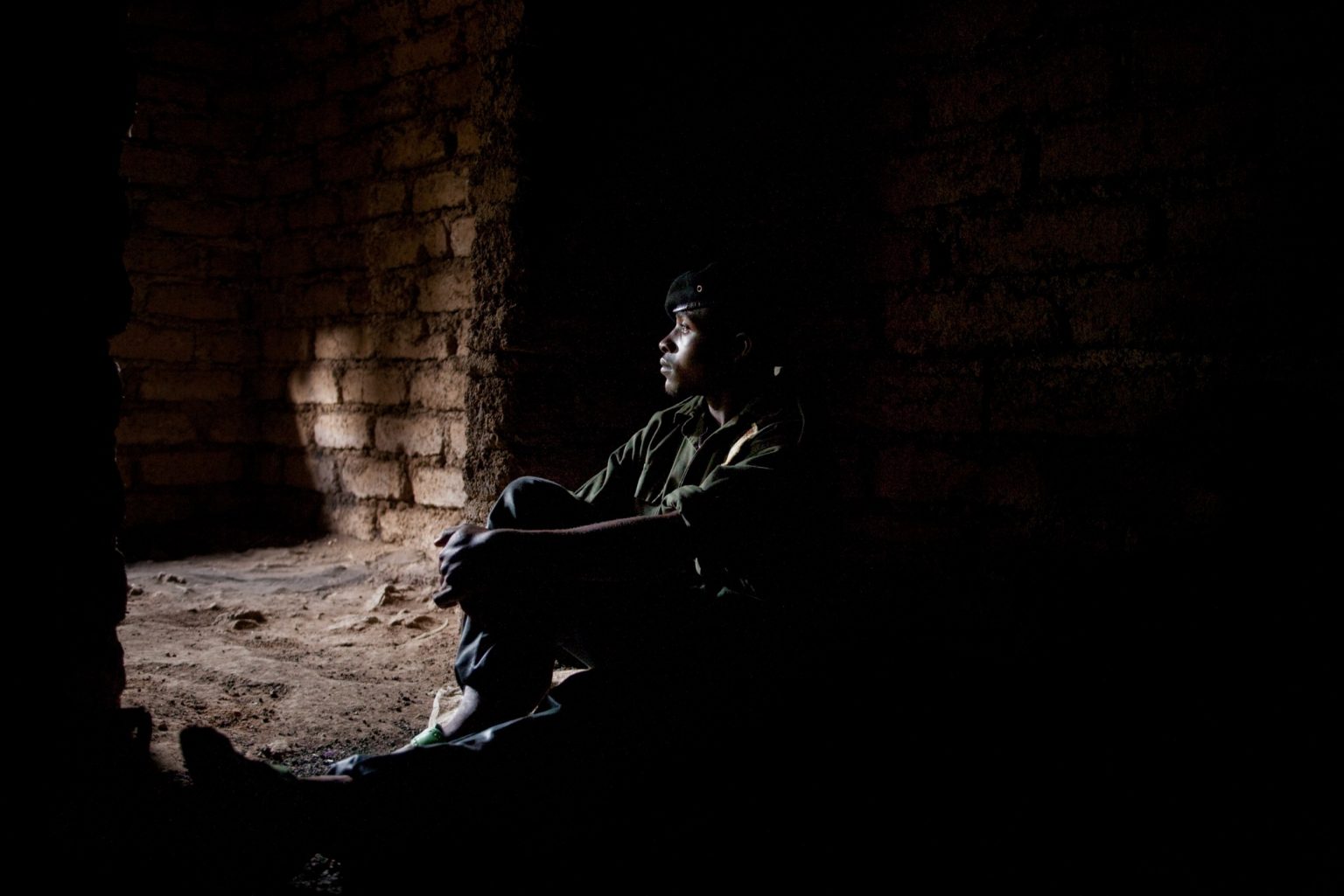 Bambini Soldato
Dr Congo, North Kivu, Kibumba
Gennaio Febbraio/2009

Victor ha 17 anni ed è con le FDLR.
Mentre cercava il carbone, a 15 anni, è stato preso con la forza dai militari ed adesso vive nella foresta da due anni. Nonostante la sua famiglia viva nella zona non la vede da quattro mesi: se le si avvicinasse rischierebbe di di essere arrestato.
Vorrebbe poter lasciare l'esercito e tornare ad una vita normale, fare il coltivatore o l'allevatore.

Child soldier
Dr Congo, North Kivu, Kibumba
January/February/2009

Victor is 17 years old and fights with the FDLR. He was kidnapped by the militaries when he was 15 years old and he's been living in the forrest for the past two years. Even though his family lives in the area he hasn't seen it for the past for months as if he did he could be arrested. His dream would be to leave the military and work as a breeder or farmer.