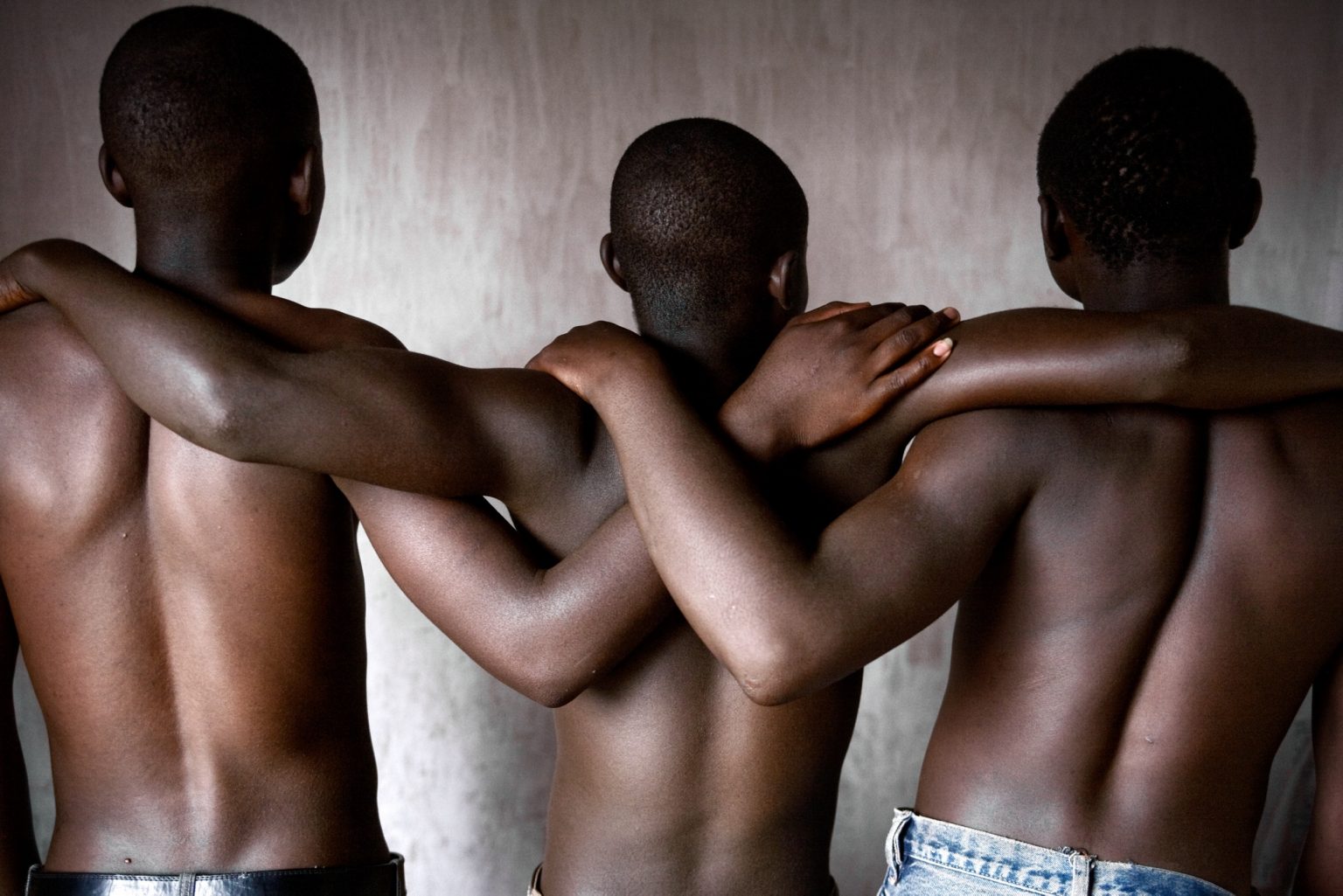 Bambini Soldato
Dr Congo, North Kivu, Goma
Gennaio Febbraio/2009

Centro di recupero per ex bambini soldato Cajed, partner di Unicef.

Emanuel, 16 anni, è stato arruolato per 3 anni con i PARECO (Mayi Mayi).
Adolf, 16 anni, è stato per tre anni con i ribelli del CNDP.
Filenu, 15 anni, ha combattuto per 4 anni con l'FDLR.
Questi tre ragazzi, che solo fino a poco tempo fa avrebbero potuto scontrarsi in guerra, adesso sono insieme al Cajed per seguire il programma di reintegrazione.

Dr Congo, North Kivu, Goma
January 2009

Cajed Center / Unicef partner

Emanuel, 16, has been enrolled with the PARECO (Mayi Mayi).
Adolf, 16 , has been fighting for three years for the CNDP rebels. Filenu, 15, has been four years Wight the FDLR. These three children could have been fighting against each other if they still where on the field. Now they are following the rehabilitation program at the Cajed Centre (UNICEF partner) instead and playing together during the day.
