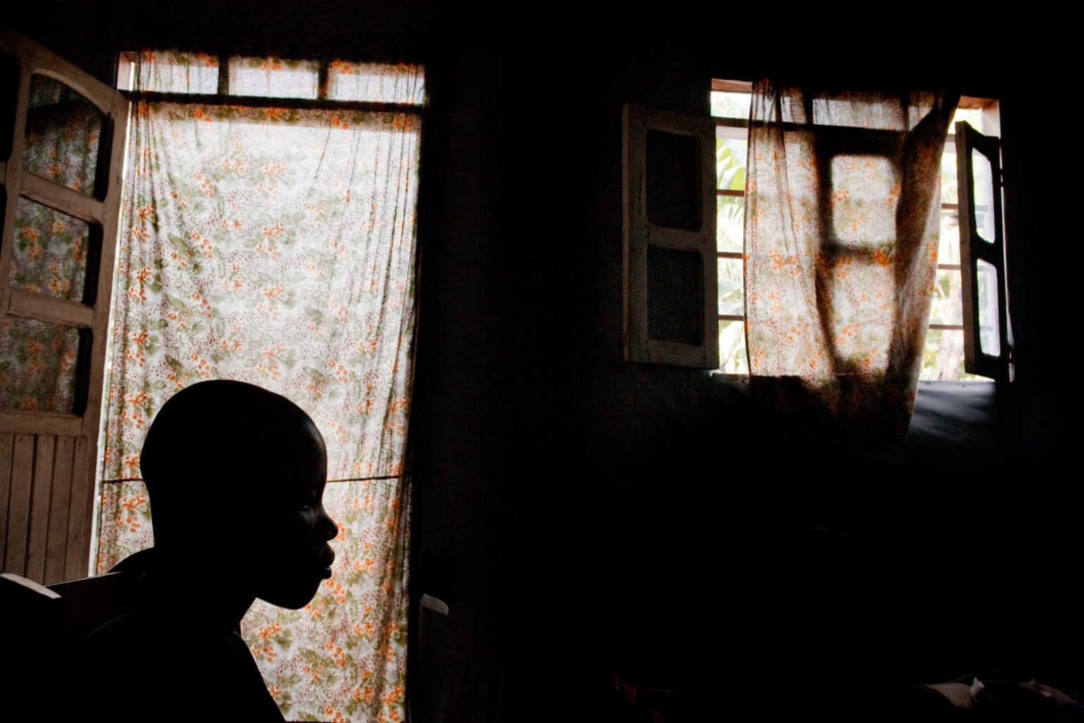 DR Congo, Nord Kivu  Goma
agosto 2008
Alfred, 16 anni, è nato in Ruanda. Nel '94 per, fuggire dalla guerra, si trasferì con la zia in DR Congo nei pressi di Massisi. Suo padre, governatore della provincia di Kibuie, venne accusato di genocidio e arrestato. Alfred nel 2007 è entrato a far parte, con la forza, della FDLR. Dopo circa un anno la FRDC lo ha arrestato e trasferito in un carcere minorile a Kinshasa. Poi Gazie a Save The Children adesso vive con una famiglia nei pressi di Goma.

DRC, North Kivu  Goma
August 2008
Alfred, 16 years old, was born in Rwanda.  He moved to Massisi, DRC, with his aunt in 1994 to escape the war. His father, governor of the Kibuie province, was arrested for genocide. Alfred in 2007 was enrolled, against his will, in the FDLR. After about a year the FRDC arrested him and transferred him to a prison in Kinshasa. Thanks to Save The Children Alfred now lives with a family in the Goma area.