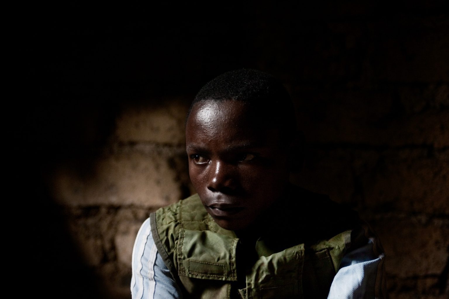 Bambini Soldato
Dr Congo, Nord Kivu, Kibumba
Febbraio 2009
M. ha 16 anni ed è nell'esercito da 6 mesi. E' nato a Kibumba, l'area dove si trova attualmente. Vede i suoi genitori tutti i giorni ed è entrato nell'esercito a causa della povertà. Si arruolato senza dirlo ai genitori perché loro erano contrari. Adesso si è deciso ad abbandonare lesercito ma ha paura di dirlo ai suoi superiori. Non usa le armi perché il suo compito è di trasportare cose ma ha visto morire molta gente.

Child soldiers
Drc, North Kivu, Kibumba
February 2009
M. is 16 years old and he is been with the militaries for 6 months. He was born in Kibumba and enrolled with the military to make some money as he comes from a poor family. He did it without telling his parents as they didnt want him to do it. Now he wishes to leave the militaries but he is scared of the reaction of his superiors. His duty in the military is to carry things so he doesnt use weapons but he has seen many people die.