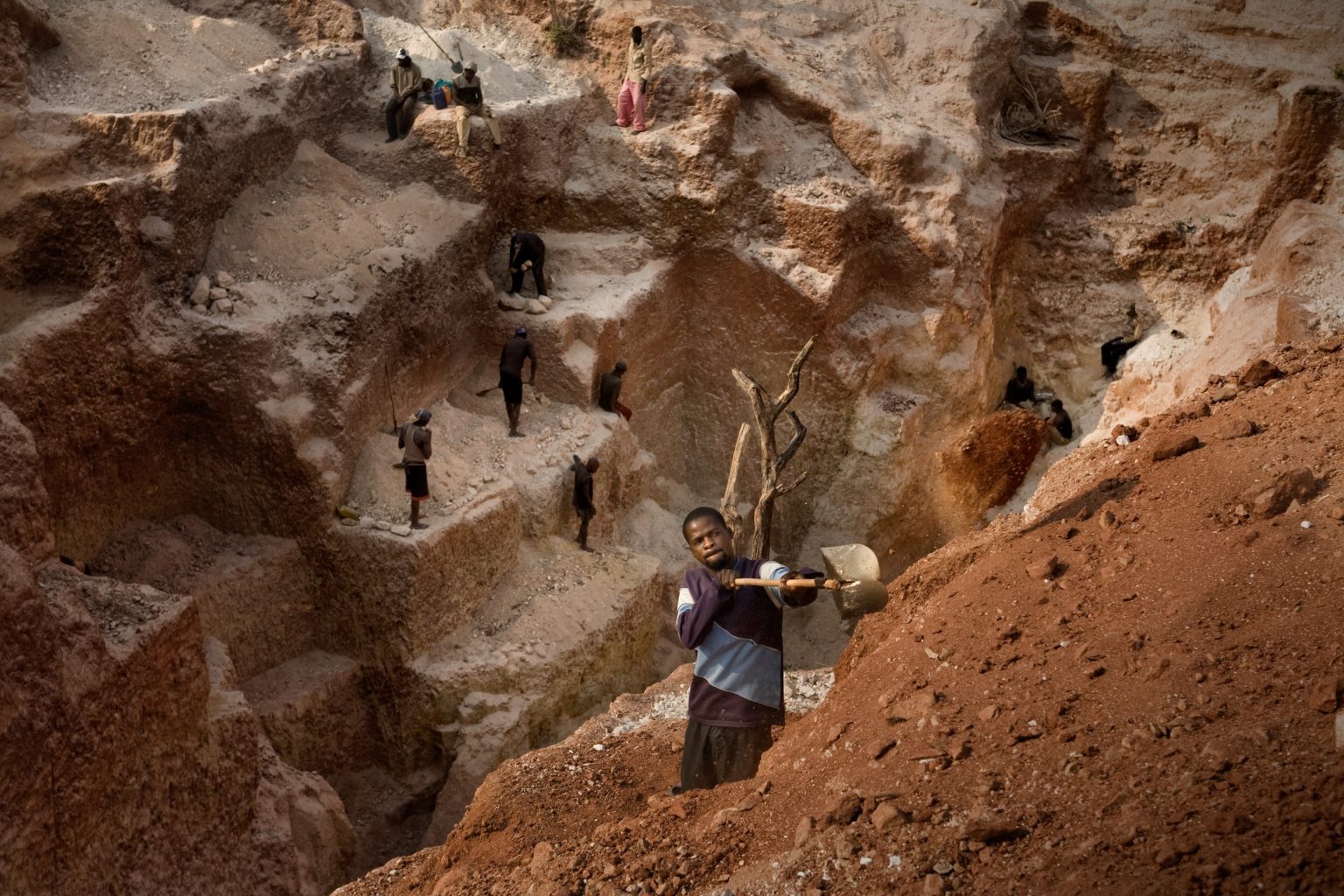 DRC, Katanga
Carriére "100 Kilo"
Agosto 2008
"La miniera della morte". In questa miniera di Coltan nel 2007 c'è stata una frana che ha causato la morte di 11 persone. Da qui il nome.

DRC, Katanga
Carriére "100 Kilo"
August 2008
"Mine of death" this is how miners call this  coltan mine. In this mine in 2007 a landslide killed 11 people.
