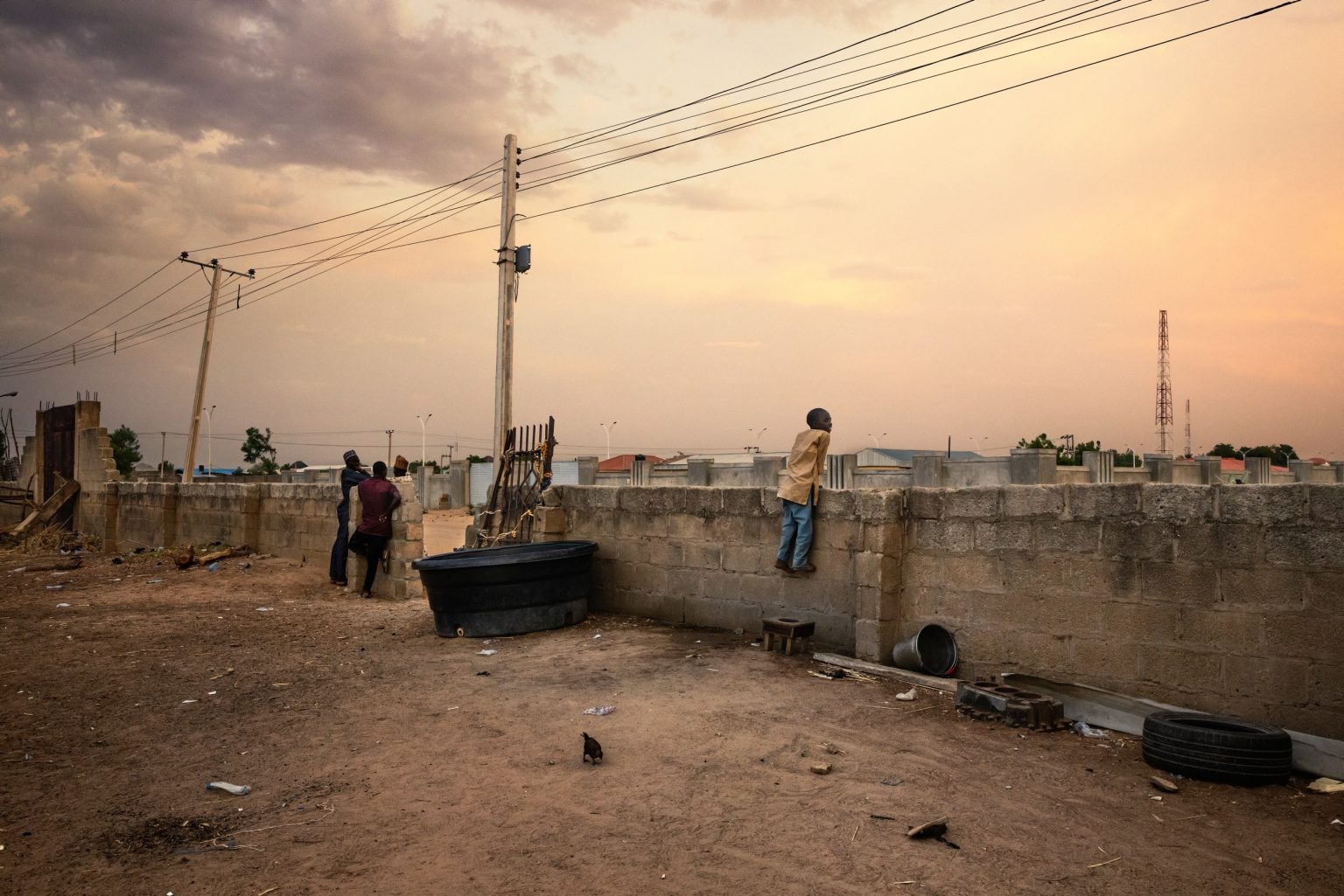 Maiduguri, Nigeria, Africa, May 2021 - A glimpse of Maiduguri, capital city of Borno State, which borders Cameroon, Chad and Niger. Borno State is the most affected by the violent acts of Boko Haram, and up until 2016 Maiduguri has been the epicenter of the insurgency. Today, tens of thousands of internal refugees (IDP) are flooding into the city due to the violence, and its population doubled to two millions. Although in town Boko Haram has been declared defeated, occasional attacks to communities are still being reported, and suicide bombers are continuing to target the so-called soft targets. ><
Maiduguri, Nigeria, Africa, maggio 2021 -  Uno scorcio di Maiduguri, capitale dello Stato di Borno, che confina con Camerun, Ciad e Niger. Il Borno State è il più colpito dalle violenze di Boko Haram e Maiduguri fino al 2016 è stata l'epicentro della rivolta. Oggi, decine di migliaia di sfollati interni si riversano in città a causa della violenza, la sua popolazione è raddoppiata a due milioni. Anche se in città Boko-Haram è stato dichiarato sconfitto, tuttora vengono costantemente segnalati attacchi sporadici a comunità e attentatori suicidi continuano a colpire i cosiddetti obiettivi soft.