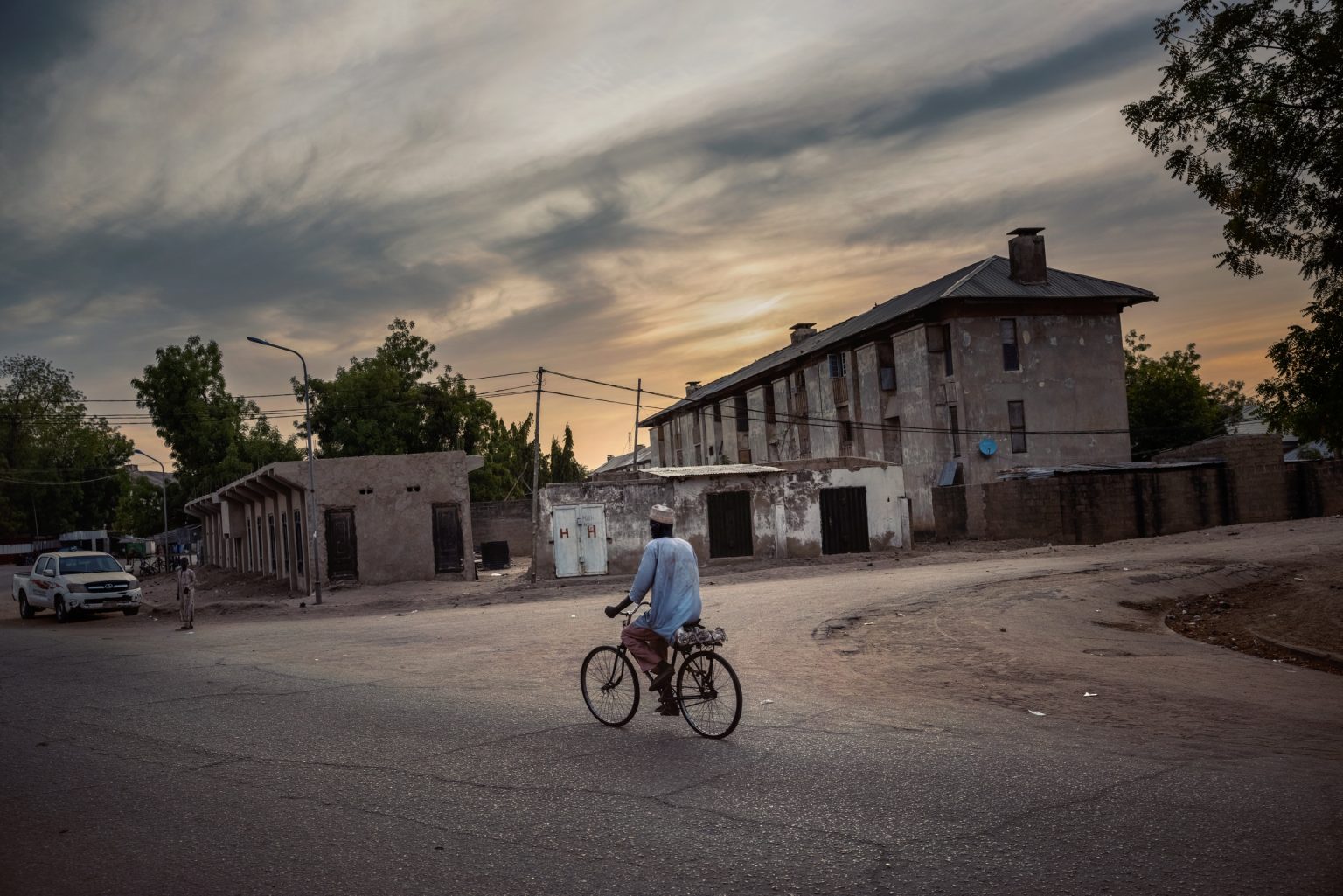 Maiduguri, Nigeria, Africa, May 2021 - A glimpse of Maiduguri, capital city of Borno State, which borders Cameroon, Chad and Niger. Borno State is the most affected by the violent acts of Boko Haram, and up until 2016 Maiduguri has been the epicenter of the insurgency. Today, tens of thousands of internal refugees ( IDP) are flooding into the city due to the violence, and its population doubled to two millions.  Although in town Boko Haram has been declared defeated, occasional attacks to communities are still being reported, and suicide bombers are continuing to target the so-called soft targets ><
Maiduguri, Nigeria, Africa, maggio 2021 -  Uno scorcio di Maiduguri, capitale dello Stato di Borno, che confina con Camerun, Ciad e Niger. Il Borno State è il più colpito dalle violenze di Boko Haram e Maiduguri fino al 2016 è stata l'epicentro della rivolta. Oggi, decine di migliaia di sfollati interni si riversano in città a causa della violenza, la sua popolazione è raddoppiata a due milioni. Anche se in città Boko-Haram è stato dichiarato sconfitto, tuttora vengono costantemente segnalati attacchi sporadici a comunità e attentatori suicidi continuano a colpire i cosiddetti obiettivi soft.