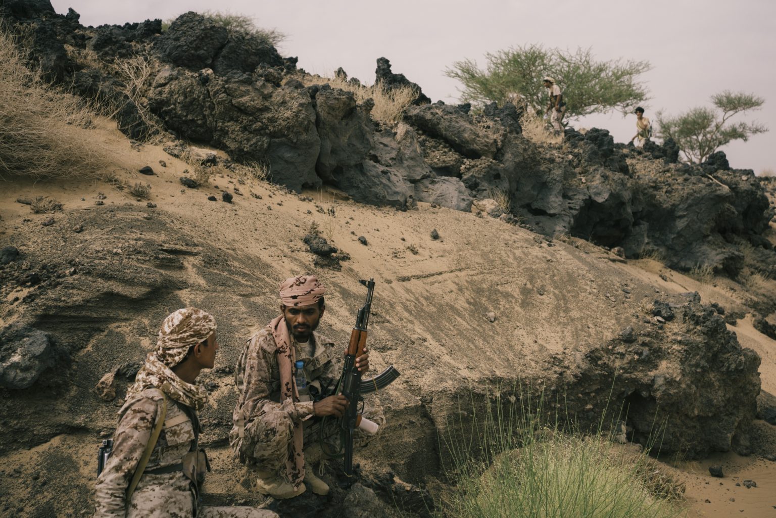 Marib, Yemen, August 2021 - A group of soldiers sits near a frontline position in the West of Marib. In the last months Houthi expanded the area under their control eastward. The city of Marib is now almost encircled by the rebels and it is the last major city center to resist their advance. ><
Marib, Yemen, agosto 2021 - Un gruppo di soldati siede vicino a una posizione di prima linea nell'ovest di Marib. Negli ultimi mesi gli Houthi hanno esteso l'area sotto il loro controllo verso est. La città di Marib è ora quasi circondata dai ribelli ed è l'ultimo grande centro urbano a resistere alla loro avanzata.