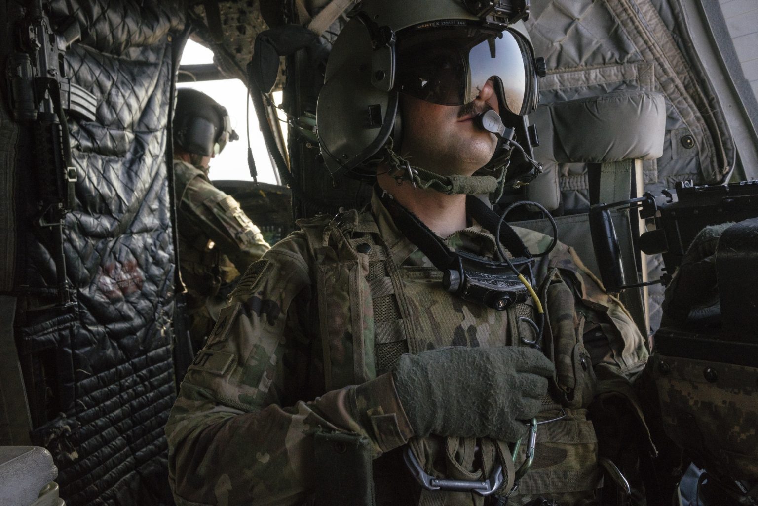 SYRIA. August 24, 2021 - U.S. Army soldiers inside a CH-47 Chinook helicopter during a flight from Erbil Air Base to a remote U.S. Army combat outpost in northeastern Syria known as RLZ.

SIRIA. 24 agosto 2021 - Soldati dell'esercito americano all'interno di un elicottero Chinook CH-47 durante un volo dalla base aerea di Erbil a un remoto avamposto di combattimento dell'esercito degli Stati Uniti nel nord-est della Siria, noto come RLZ.