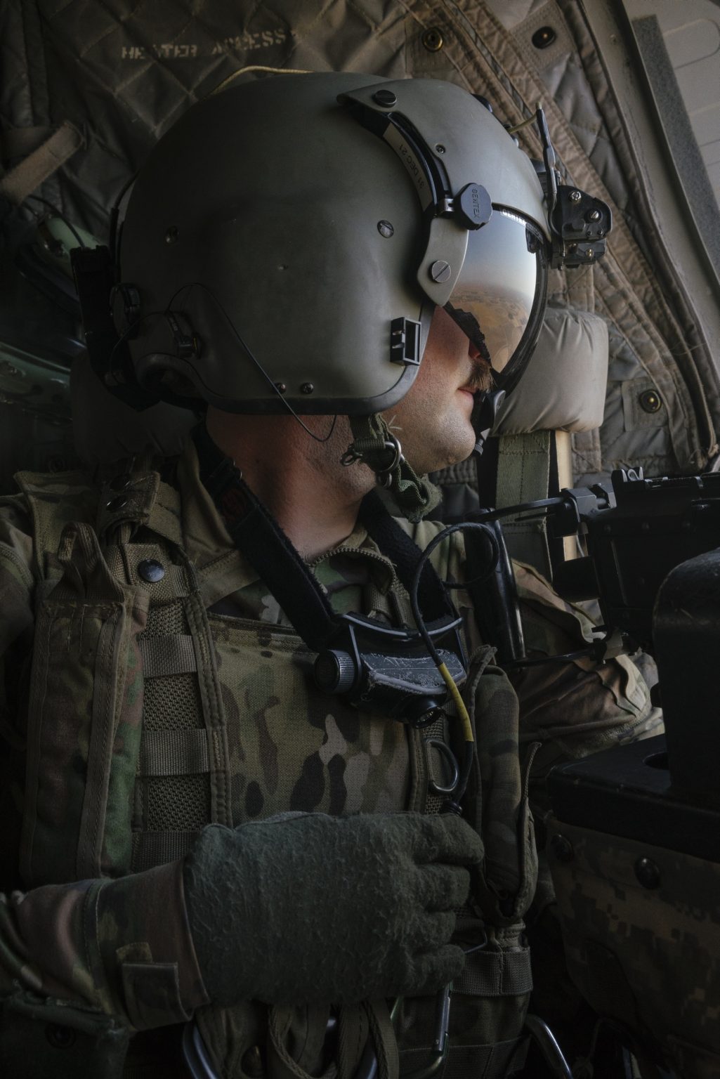 SYRIA. August 24, 2021 - A U.S. Army soldier inside a CH-47 Chinook helicopter during a flight from Erbil Air Base to a remote U.S. Army combat outpost in northeastern Syria known as RLZ.

SIRIA. 24 agosto 2021 - Un soldato dell'esercito americano all'interno di un elicottero Chinook CH-47 durante un volo dalla base aerea di Erbil a un remoto avamposto di combattimento dell'esercito degli Stati Uniti nel nord-est della Siria, noto come RLZ.