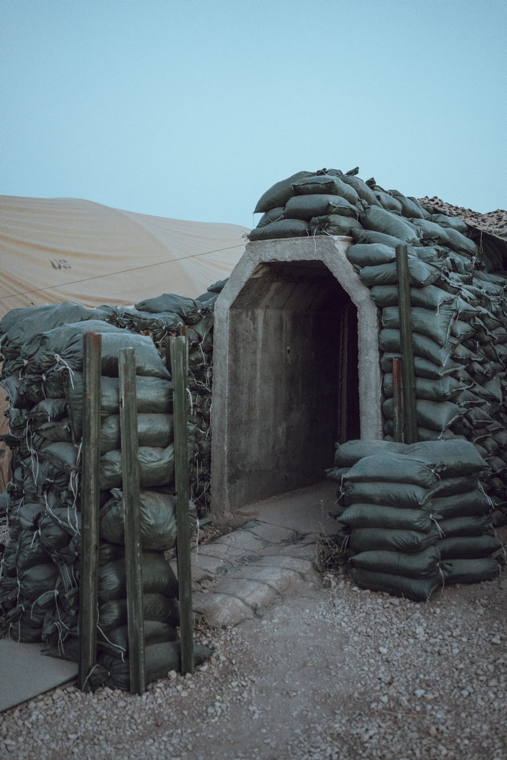 SYRIA. August 26, 2021 - The entrance of a bunker in a remote U.S. Army combat outpost in northeastern Syria, known as RLZ.

SIRIA. 26 agosto 2021 - L'ingresso di un bunker in un avamposto dell'esercito americano nel nord-est della Siria, noto come RLZ.
