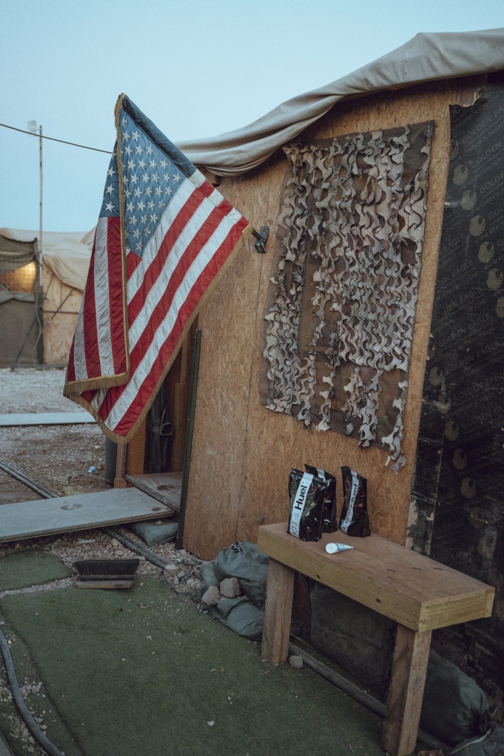 SYRIA. August 26, 2021 - An American flag at the entrance of a military tent inside a remote U.S. Army combat outpost in northeastern Syria, known as RLZ.

SIRIA. 26 agosto 2021 - Una bandiera americana all'ingresso di una tenda militare in un avamposto dell'esercito americano nel nord-est della Siria, noto come RLZ.