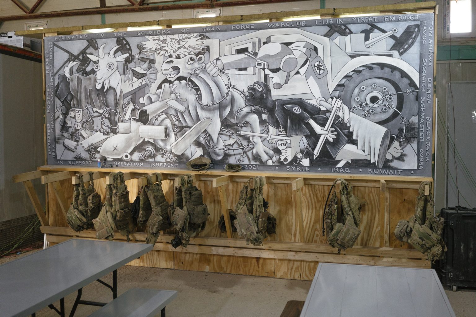 SYRIA. August 24, 2021 - A mural painted inside the command operation center of a remote U.S. Army combat outpost in northeastern Syria known as RLZ.

SIRIA. 24 agosto 2021 - Un murales dipinto all'interno del centro operativo di comando di un avamposto dell'esercito americano nel nord-est della Siria, noto come RLZ.