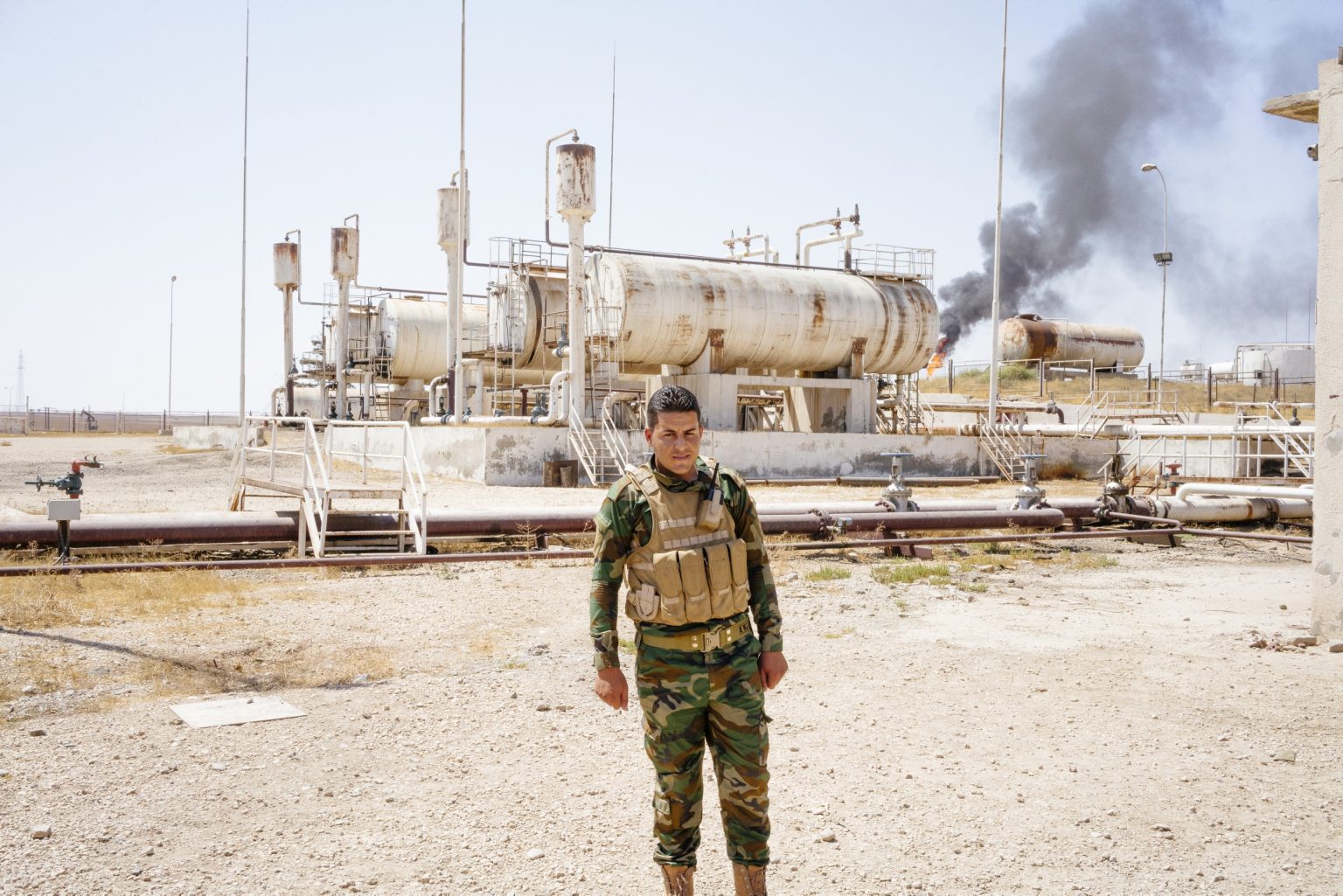 SYRIA. August 25, 2021 - A Kurdish-led Syrian Democratic Forces (SDF) member, stands inside an oil refinery plant in northeastern Syria.

SIRIA. 25 agosto 2021 - Un membro delle Forze Democratiche Siriane (SDF) staziona all'interno della raffineria Suwadiya 4, nel nord-est della Siria.