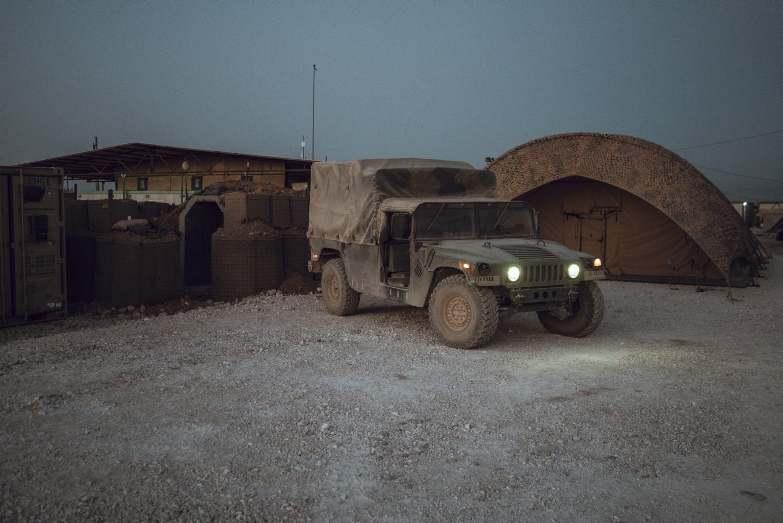 SYRIA. August 26, 2021 - A U.S. Army vehicle in a remote U.S. Army combat outpost in northeastern Syria, known as RLZ.

SIRIA. 26 agosto 2021 - Un veicolo dell'esercito americano in un avamposto dell'esercito americano nel nord-est della Siria, noto come RLZ.