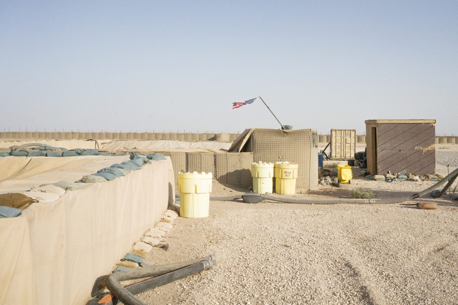 SYRIA. August 24, 2021 - An American flag hoisted on a pole inside a remote U.S. Army combat outpost in northeastern Syria known as RLZ.

SIRIA. Agosto 24, 2021 - Una bandiera americana all'interno di un avamposto americano conosciuto come RLZ, nel nord-est della Siria.