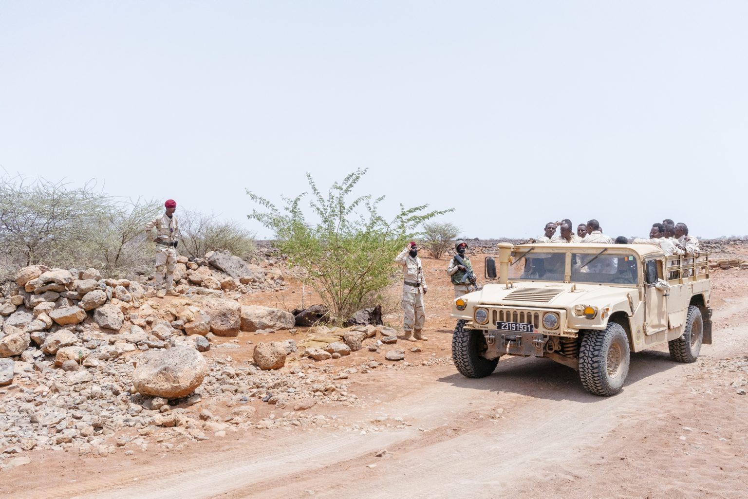 DJIBUTI. 13 settembre 2021 - Soldati di Gibuti in una zona rurale fuori dalla città.

DJIBOUTI. 13 September 2021 - Djibouti soldiers in a rural area outside Djibouti City.