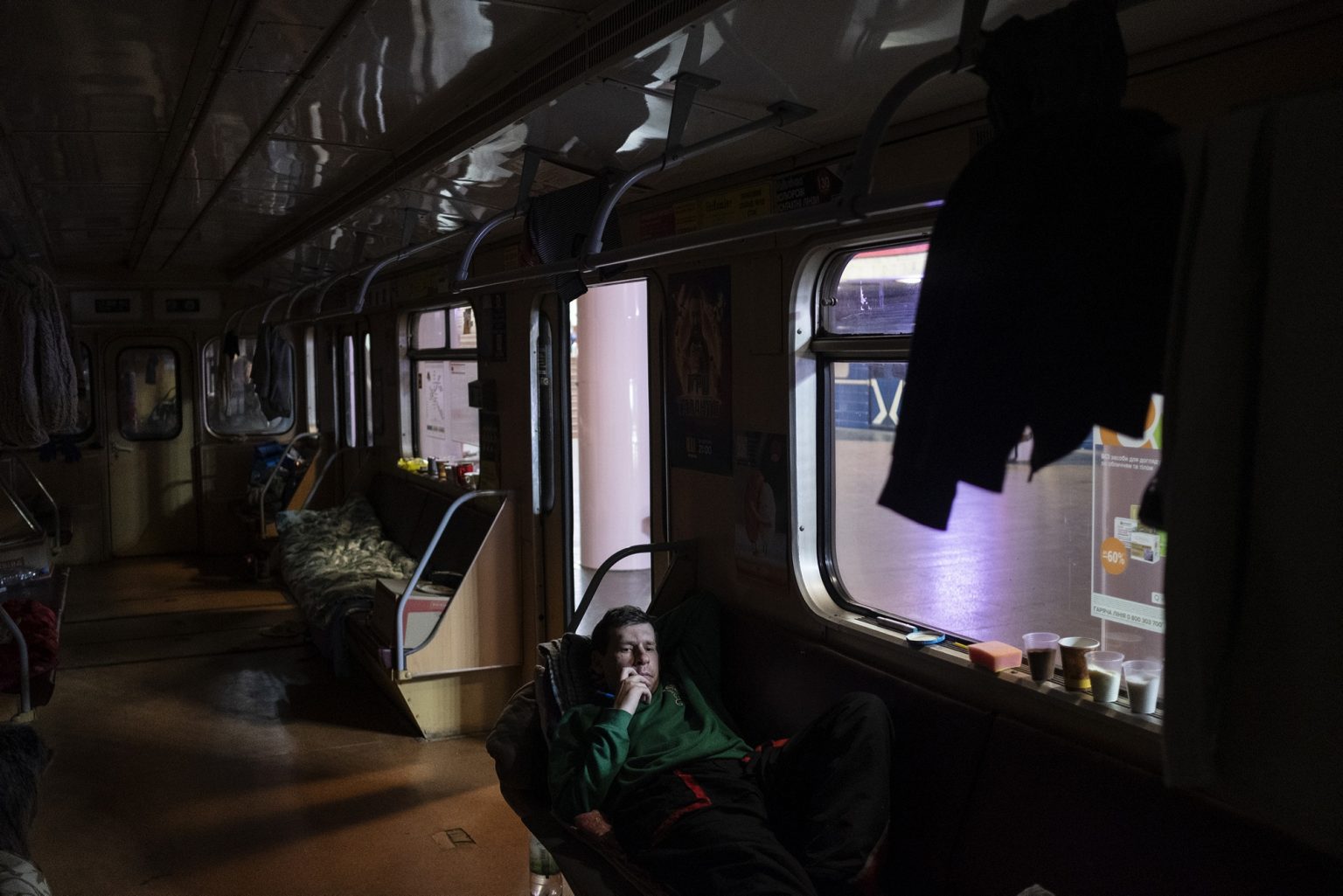 01559552 Kharkiv, Ukraine - March 25th 2022 - Saltivka residential district, a man sitting inside a subway car used as a refuge by citizens who did not want or could not leave the city under attack by the Russian army.
Ph.Giulio Piscitelli                  As Russia invades Ukraine, thousands of Ukrainians are fleeing the country to find shelter in bordering countries.
---------
Con l'invasione russa ai danni dell'Ucraina, migliaia di ucraini sono in fuga dalla nazione d'origine per cercare rifugio nelle nazioni confinanti. *** SPECIAL   FEE   APPLIES *** *** Local Caption *** 01559552