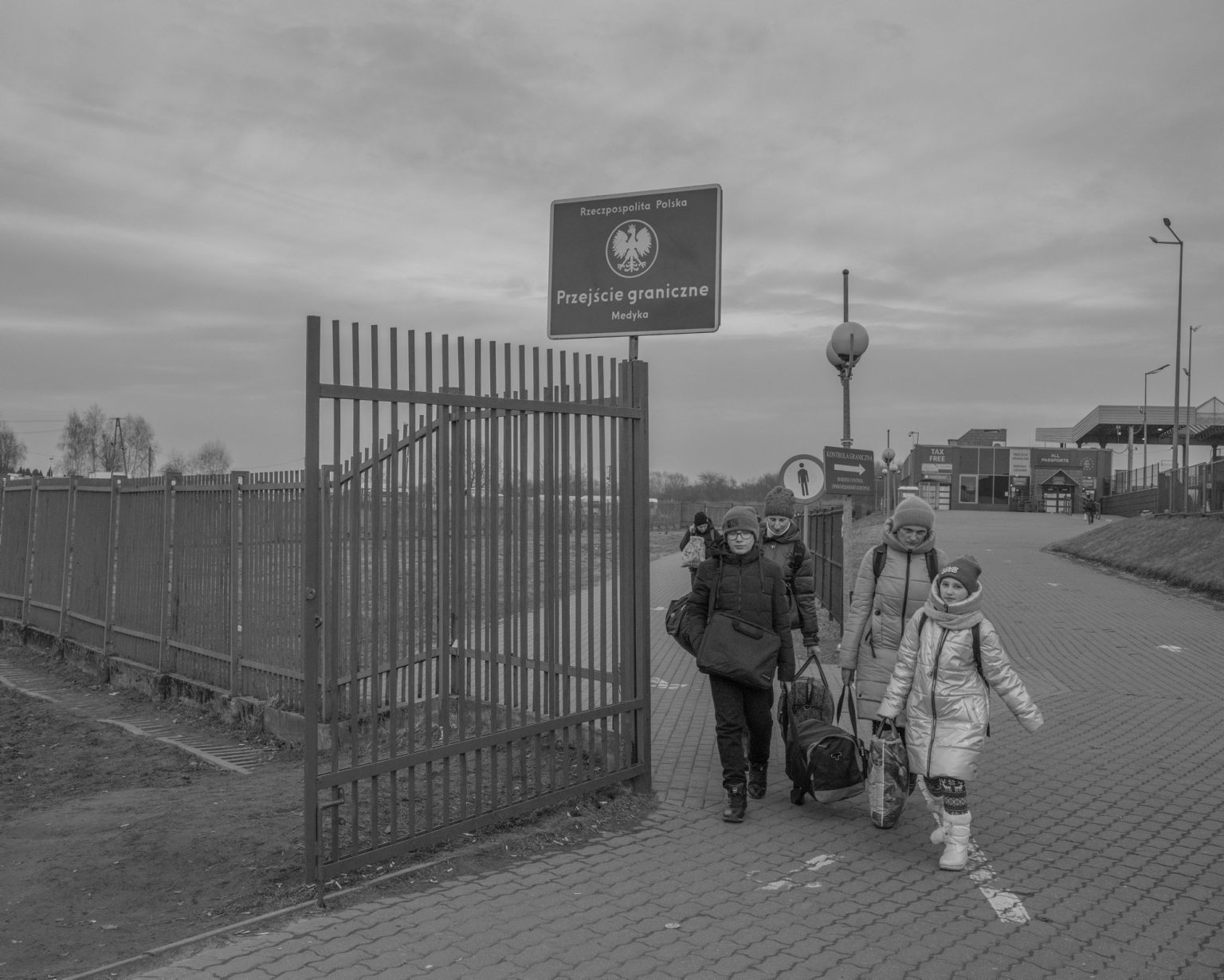 Ukrainian refugees at the Medyka border between Poland and Ukraine. More than 600,000 Ukrainians fleeing the conflict have already crossed this border making Poland the country with the largest number of refugees with one million people welcomed. Medyka, Poland. March 2022.                                              As Russia invades Ukraine, thousands of Ukrainians are fleeing the country to find shelter in bordering countries. 
---------
Con l'invasione russa ai danni dell'Ucraina, migliaia di ucraini sono in fuga dalla nazione d'origine per cercare rifugio nelle nazioni confinanti.