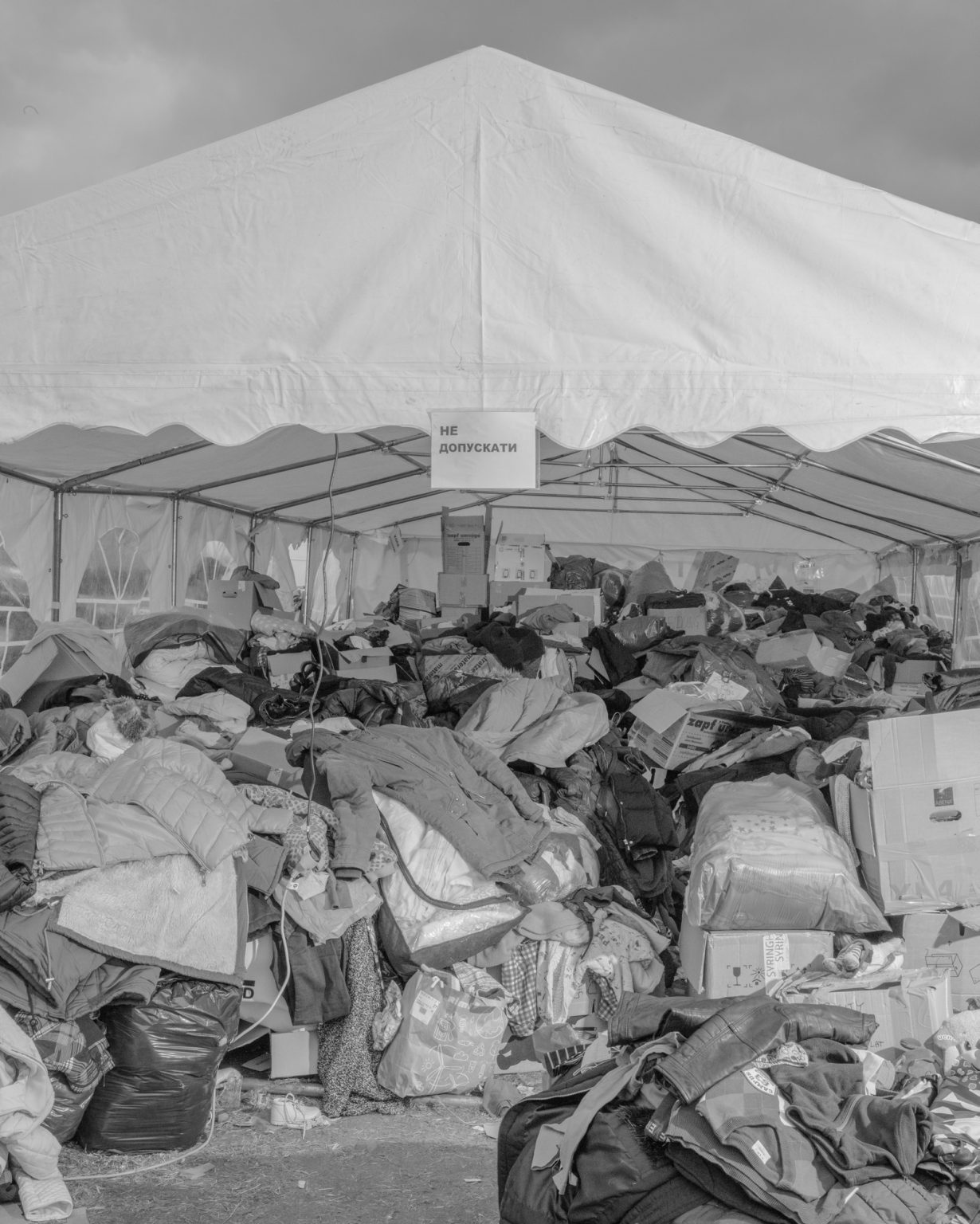 One of the many tents with any kind of donations at the Medyka's border. More than 600,000 Ukrainians fleeing the conflict have already crossed this border making Poland the country with the largest number of refugees with one million people welcomed. Medyka, Poland. March 2022.                                              As Russia invades Ukraine, thousands of Ukrainians are fleeing the country to find shelter in bordering countries. 
---------
Con l'invasione russa ai danni dell'Ucraina, migliaia di ucraini sono in fuga dalla nazione d'origine per cercare rifugio nelle nazioni confinanti.