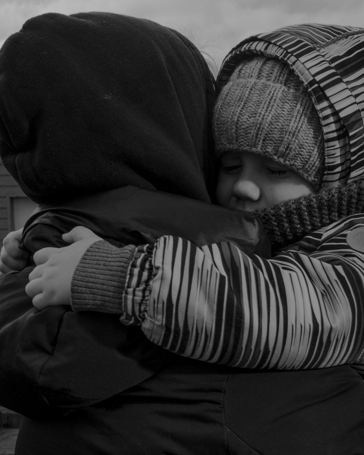 A mother with her bay at Medyka's border crossing.. More than 600,000 Ukrainians fleeing the conflict have already crossed this border making Poland the country with the largest number of refugees with one million people welcomed. Medyka, Poland. March 2022.                                              As Russia invades Ukraine, thousands of Ukrainians are fleeing the country to find shelter in bordering countries. 
---------
Con l'invasione russa ai danni dell'Ucraina, migliaia di ucraini sono in fuga dalla nazione d'origine per cercare rifugio nelle nazioni confinanti.