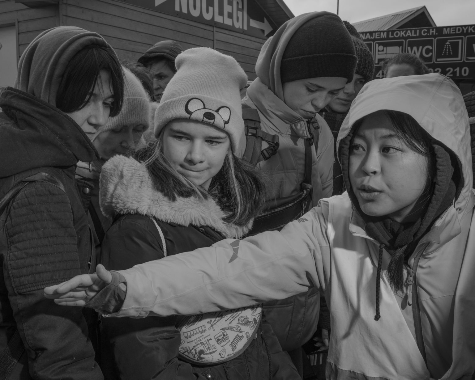 Ukrainian refugees at the Medyka border between Poland and Ukraine. More than 600,000 Ukrainians fleeing the conflict have already crossed this border making Poland the country with the largest number of refugees with one million people welcomed. Medyka, Poland. March 2022.                                              As Russia invades Ukraine, thousands of Ukrainians are fleeing the country to find shelter in bordering countries. 
---------
Con l'invasione russa ai danni dell'Ucraina, migliaia di ucraini sono in fuga dalla nazione d'origine per cercare rifugio nelle nazioni confinanti.