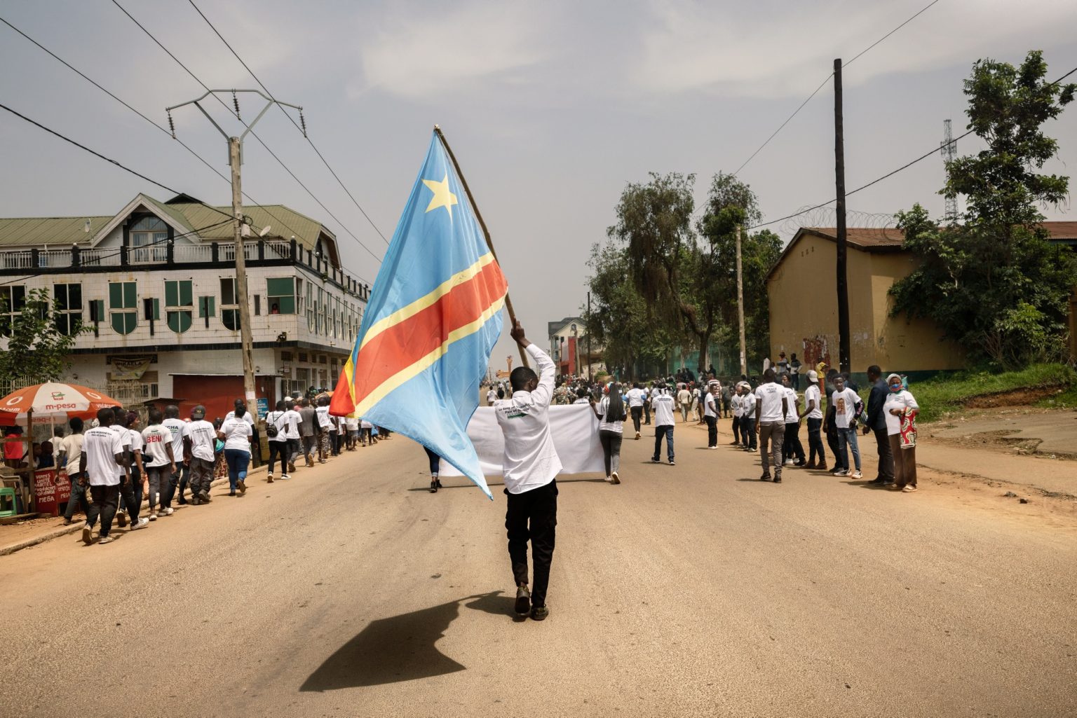 Beni, Democratic Republic of the Congo, January 2022 - January 24, during the protest demonstration against the État de siege in Beni, Ushindi Mumbere, 23 years old, was killed by the police.
The young man was member of youth non-party and non-violent movement L.U.C.H.A, that vindicates more rights for the population and the end of état de siege. On Saturday 29 of January, during the funeral, most of the population of Beni overflew the roads for a last goodbye to the young man, and to protest against military powers of MONUSCO. ><
Beni, Repubblica Democratica del Congo, gennaio 2022 - Il 24 gennaio durante delle manifestazioni di protesta contro l état de siège, a Beni, è stato ucciso dalla polizia Ushindi Mumbere, di 23 anni. Il ragazzo, membro del movimento giovanile apartitico e non-violento L.U.C.H.A. che rivendica maggiori diritti per la popolazione e la revoca dello état de siège. Sabato 29 gennaio durante i funerali gran parte della popolazione di Beni si è riversata per le strade per un ultimo saluto al ragazzo e per protestare contro il potere dei militari della MONUSCO.