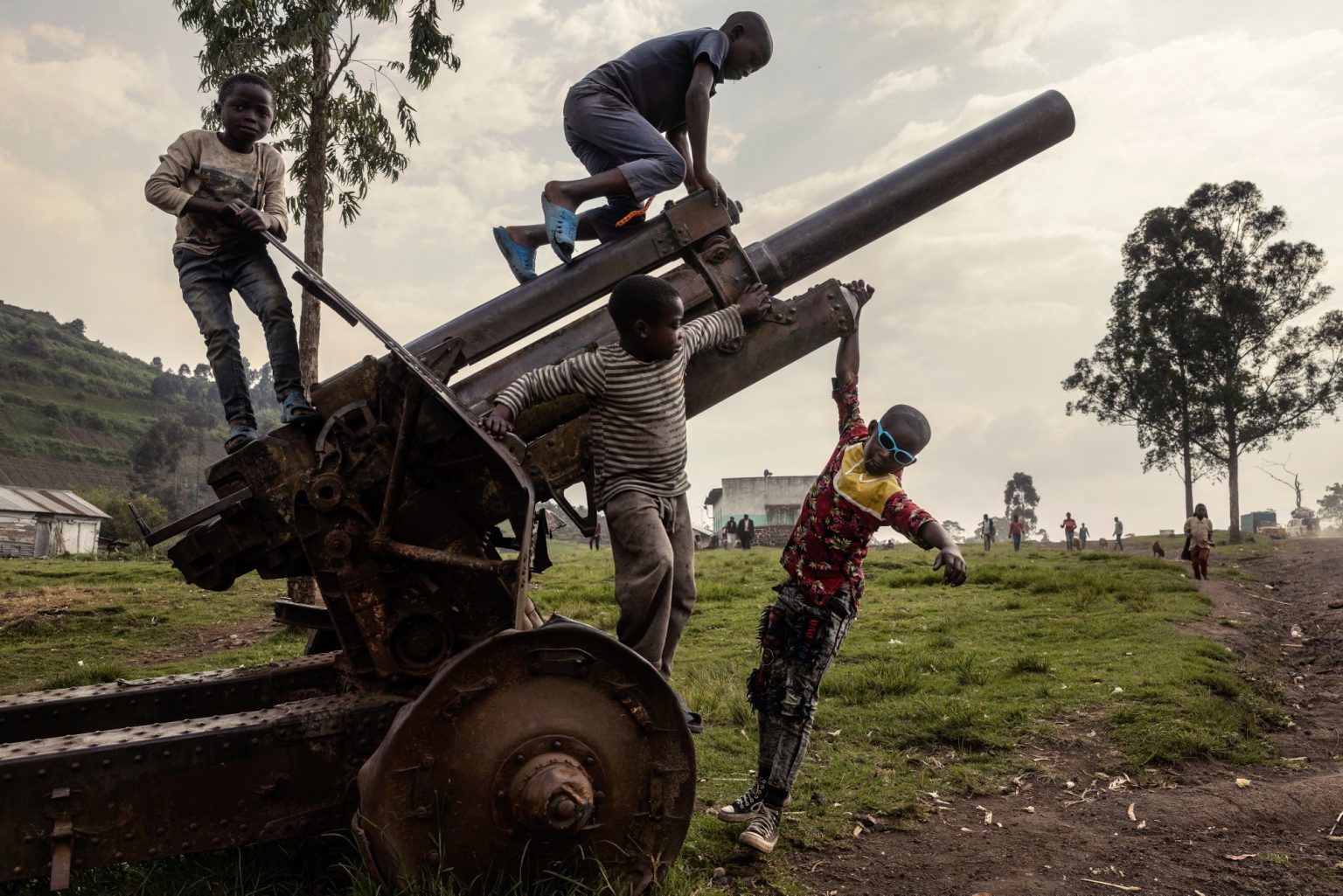 South Kivu, Democratic Republic of the Congo, February 2022 - Kids playing on an abandoned mortar from the war with M23, in Kibumba. In the eastern regions of Congo a state of conflict and insecurity persists. The war in the eastern part of the country, for the plunder of the underground, saw a spread of armed groups. Today, it seems that just in the oriental provinces there are 128. Among them, Islamic group ADF stands out. The population pays the highest price for this state of insecurity. ><
Sud Kivu, Repubblica Democratica del Congo, febbraio 2022 - Dai bambini giocano su un mortaio abbandonato dalla guerra con gli M23 a Kibumba. Nelle regioni orientali del congo persiste uno stato di conflitto ed insicurezza. La guerra nellest del paese, a causa del saccheggio del sottosuolo, ha visto un proliferare dei gruppi armati. Ad oggi sembra che solo nelle province orientali se ne contino 128, tra cui spicca il gruppo di matrice islamista ADF. La popolazione paga il prezzo più alto di questo stato di insicurezza.