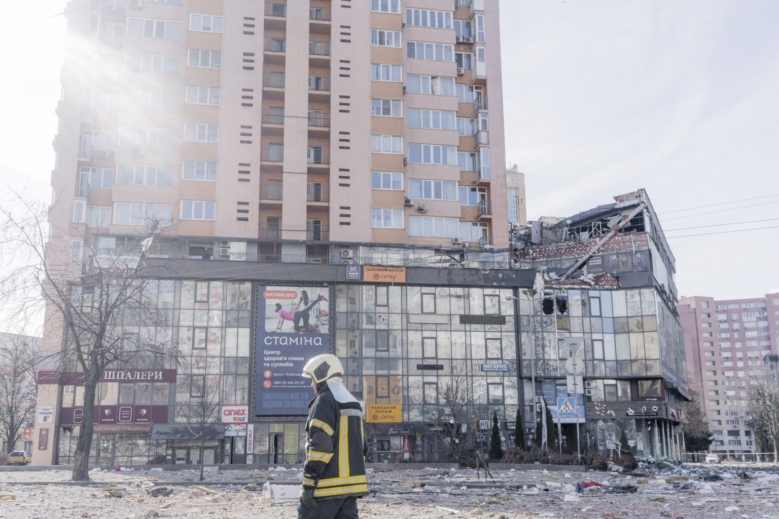 01563819 UKRAINE, Kyiv. February 26, 2022 - A firefighter walks in front of an apartment building damaged by shelling in Kyiv.                   As Russia invades Ukraine, thousands of Ukrainians are fleeing the country to find shelter in bordering countries. 
---------
Con l'invasione russa ai danni dell'Ucraina, migliaia di ucraini sono in fuga dalla nazione d'origine per cercare rifugio nelle nazioni confinanti.*** SPECIAL   FEE   APPLIES *** *** Local Caption *** 01563819