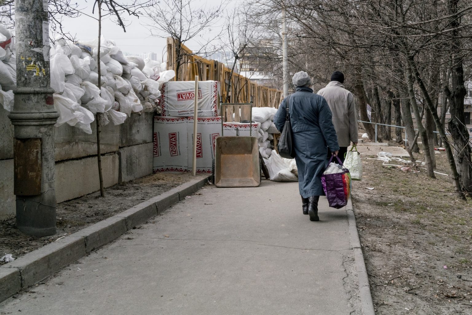 01559225 01557392 UKRAINE, Kyiv. March 07, 2022 - People walk next to a barricade in Kyiv.                                                               As Russia invades Ukraine, thousands of Ukrainians are fleeing the country to find shelter in bordering countries. 
---------
Con l'invasione russa ai danni dell'Ucraina, migliaia di ucraini sono in fuga dalla nazione d'origine per cercare rifugio nelle nazioni confinanti.*** SPECIAL   FEE   APPLIES ****** SPECIAL   FEE   APPLIES *** *** Local Caption *** 01559225
