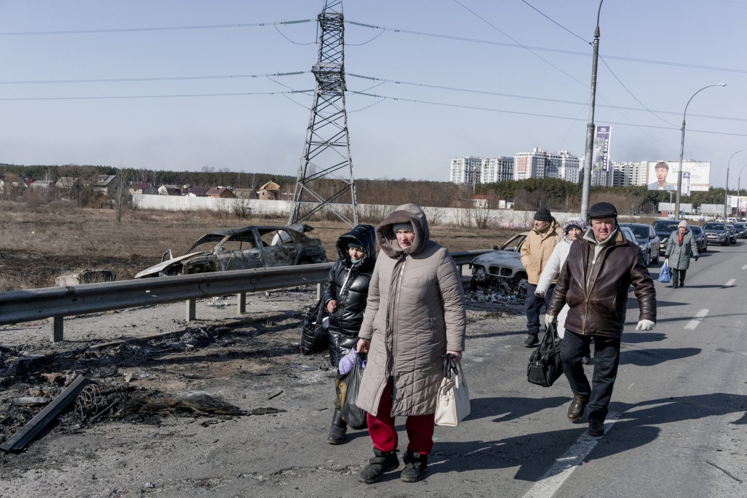 01557601 UKRAINE, Irpin. March 11, 2022 - People walk near a damaged bridge to evacuate from Irpin.                 As Russia invades Ukraine, thousands of Ukrainians are fleeing the country to find shelter in bordering countries. 
---------
Con l'invasione russa ai danni dell'Ucraina, migliaia di ucraini sono in fuga dalla nazione d'origine per cercare rifugio nelle nazioni confinanti.*** SPECIAL   FEE   APPLIES *** *** Local Caption *** 01557601