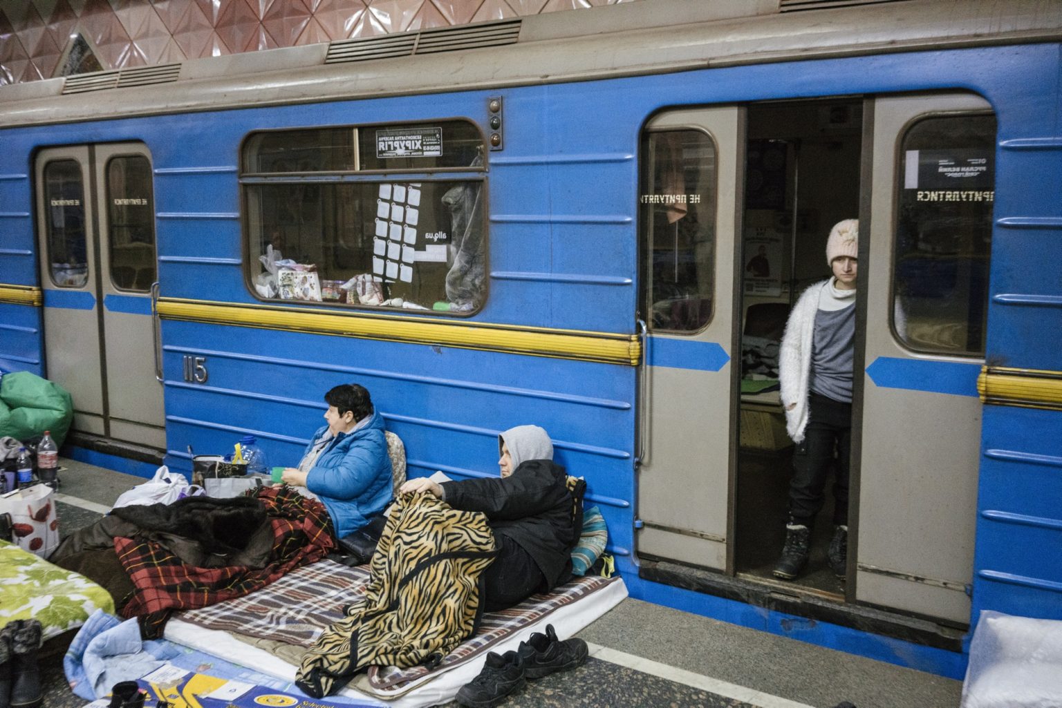 01558433 UKRAINE, Kharkiv. March 17, 2022 - People inside a metro station in Kharkiv used as a bomb shelter.                  As Russia invades Ukraine, thousands of Ukrainians are fleeing the country to find shelter in bordering countries. 
---------
Con l'invasione russa ai danni dell'Ucraina, migliaia di ucraini sono in fuga dalla nazione d'origine per cercare rifugio nelle nazioni confinanti.*** SPECIAL   FEE   APPLIES *** *** Local Caption *** 01558433