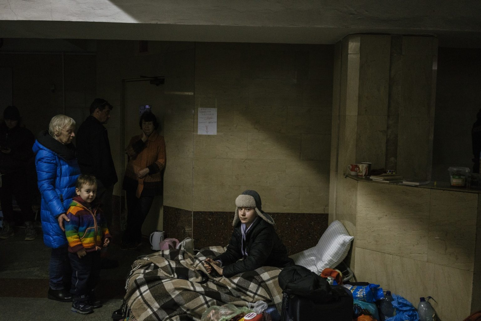 01559196 01558422 UKRAINE, Kharkiv. March 17, 2022 - People inside a metro station in Kharkiv used as a bomb shelter.                  As Russia invades Ukraine, thousands of Ukrainians are fleeing the country to find shelter in bordering countries. 
---------
Con l'invasione russa ai danni dell'Ucraina, migliaia di ucraini sono in fuga dalla nazione d'origine per cercare rifugio nelle nazioni confinanti.*** SPECIAL   FEE   APPLIES ****** SPECIAL   FEE   APPLIES *** *** Local Caption *** 01559196